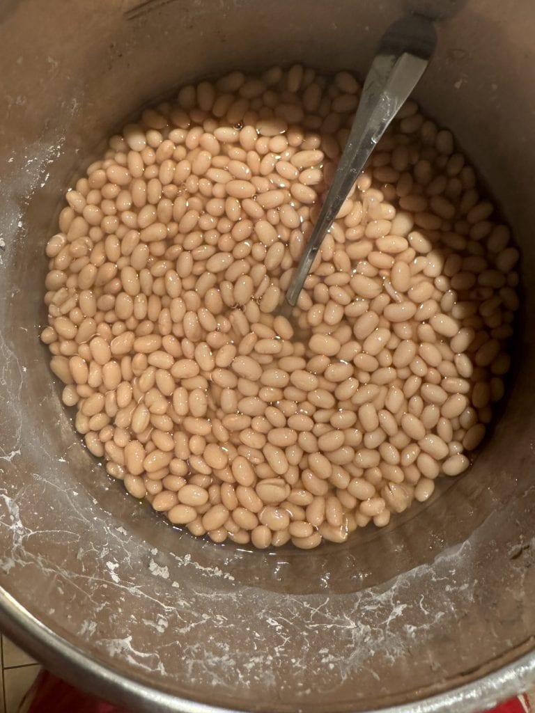 deixar de molho e cozinhar os cannellini para a ribollita receita toscana