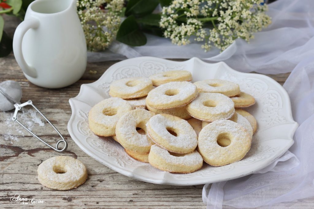 Biscoitos de rosquinha com creme de leite
