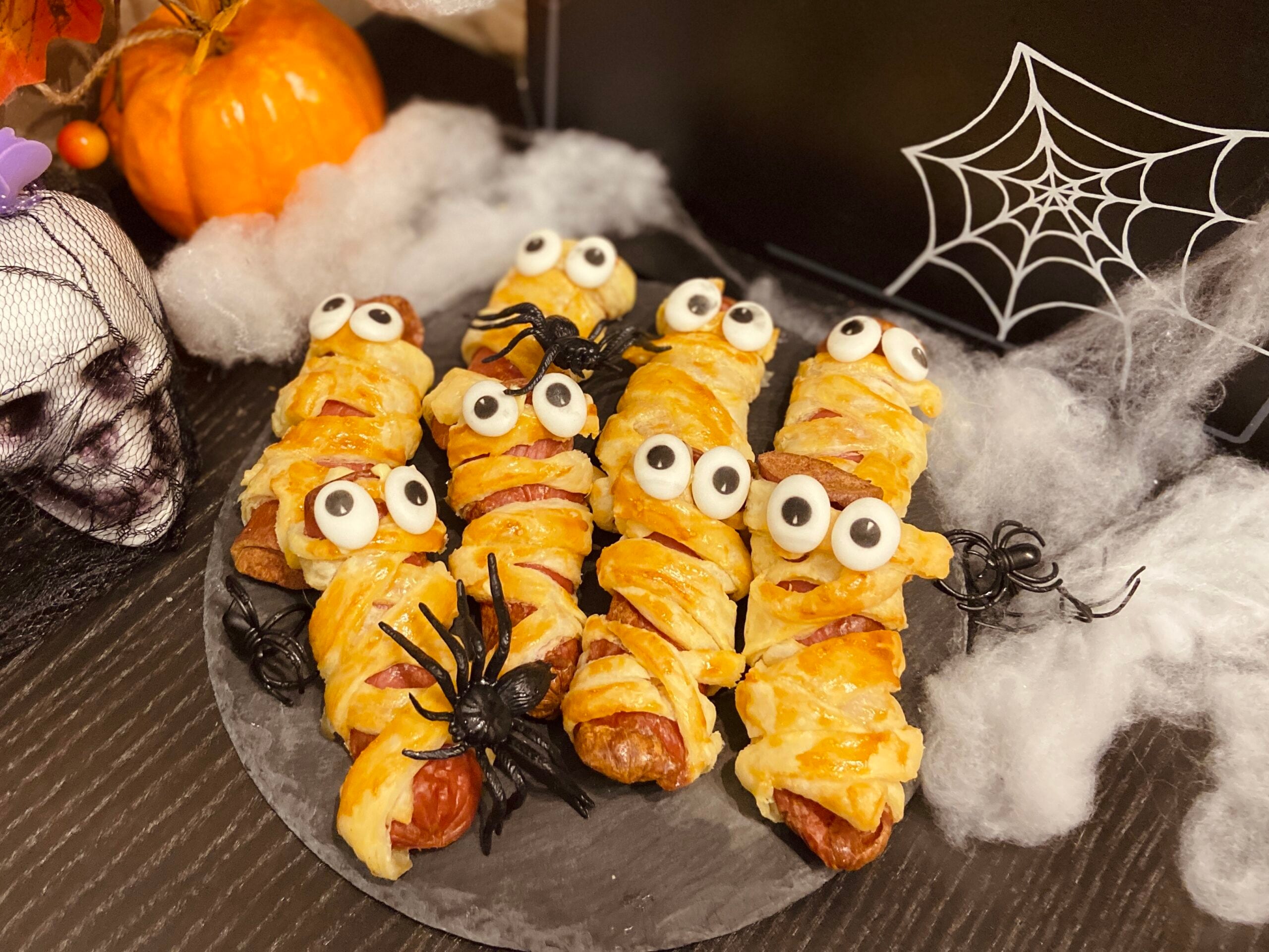 Múmias de massa folhada e salsicha