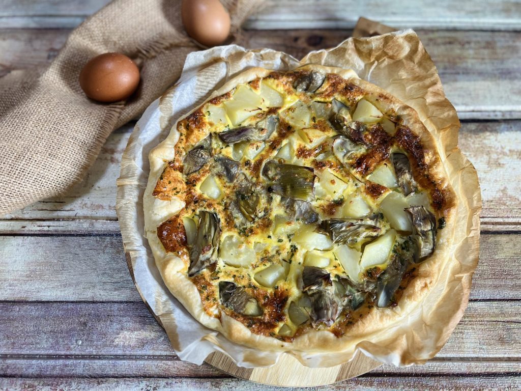 Torta salgada com alcachofras e batatas