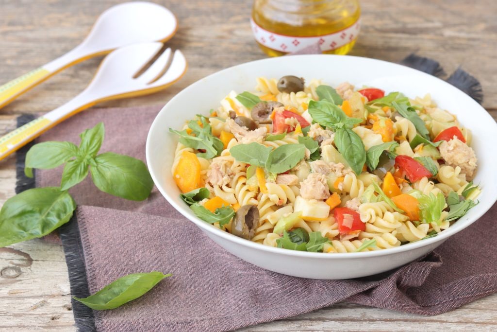 salada de macarrão com atum e legumes
