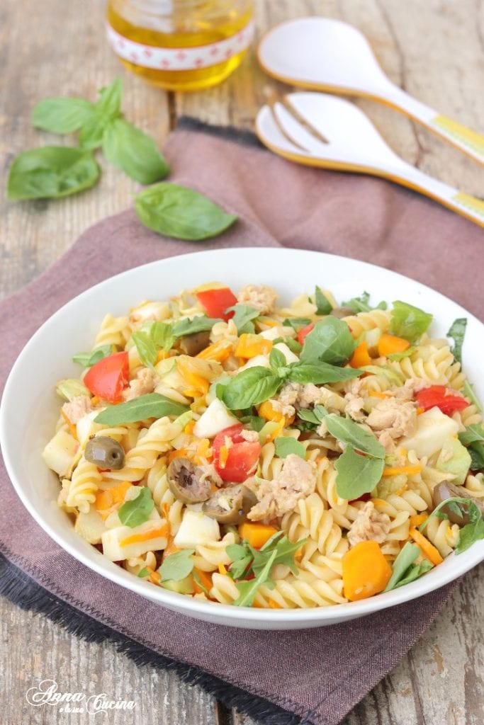 salada de macarrão com atum e legumes