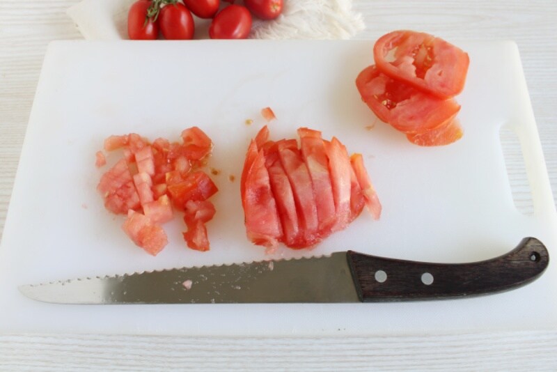 cuscuz, tomates e salsichas