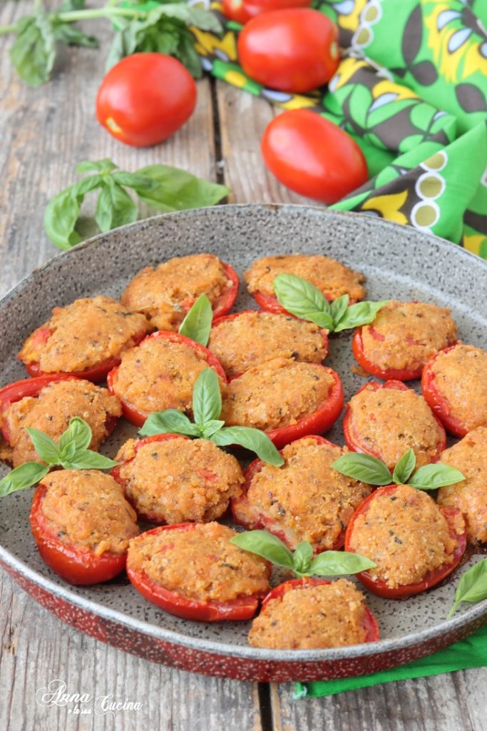 Tomates recheados com miolo de pão