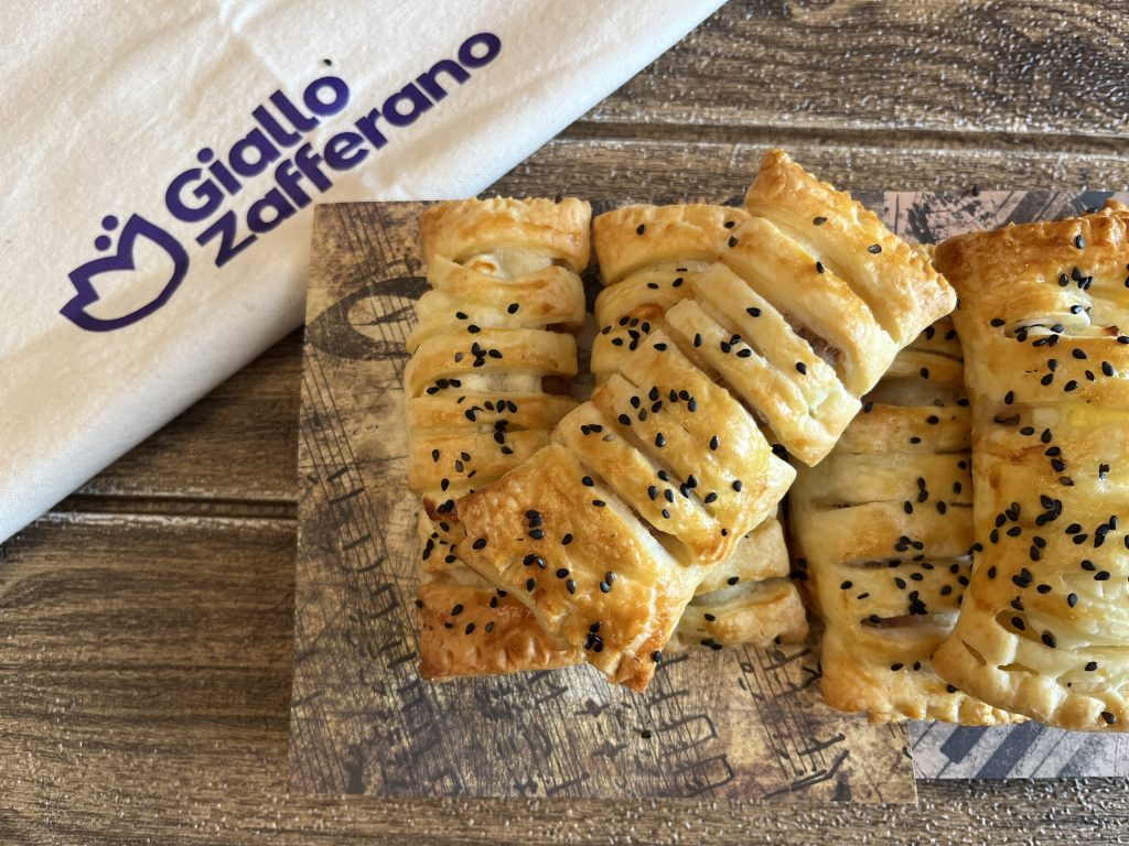 Folhados com linguiça e stracchino