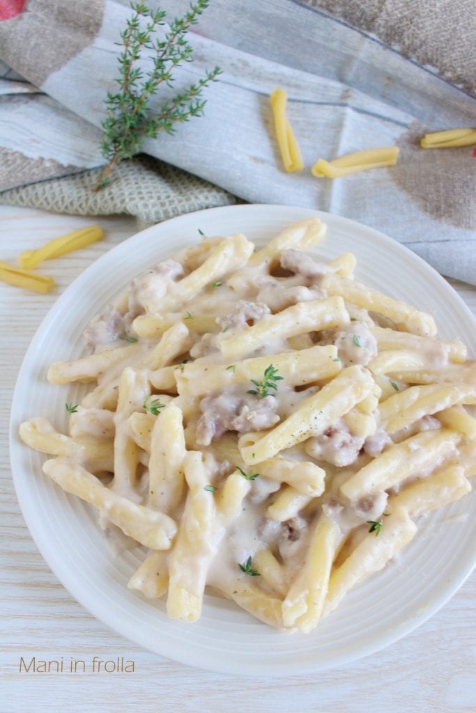 Massa com Linguiça e Molho Bechamel