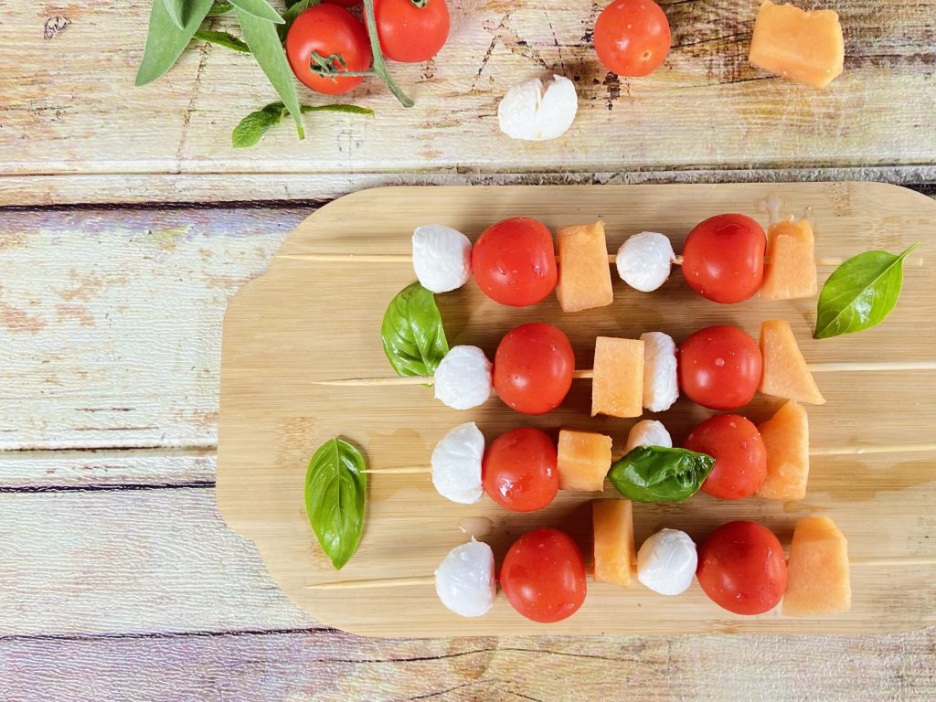 Espetinhos caprese com melão