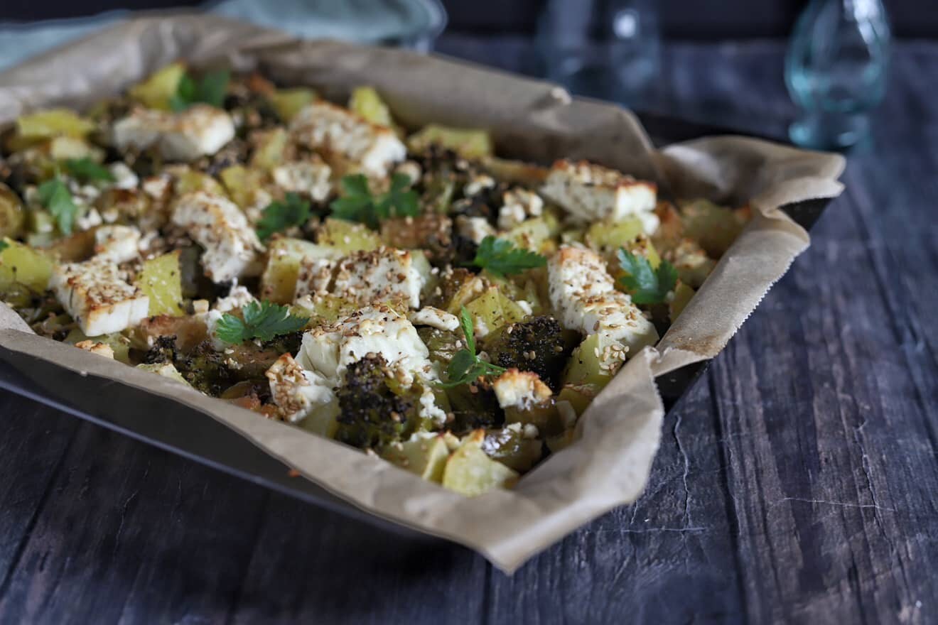 BRÓCOLIS, COUVES DE BRUXELAS E FETA COM GERGELIM ASSADO