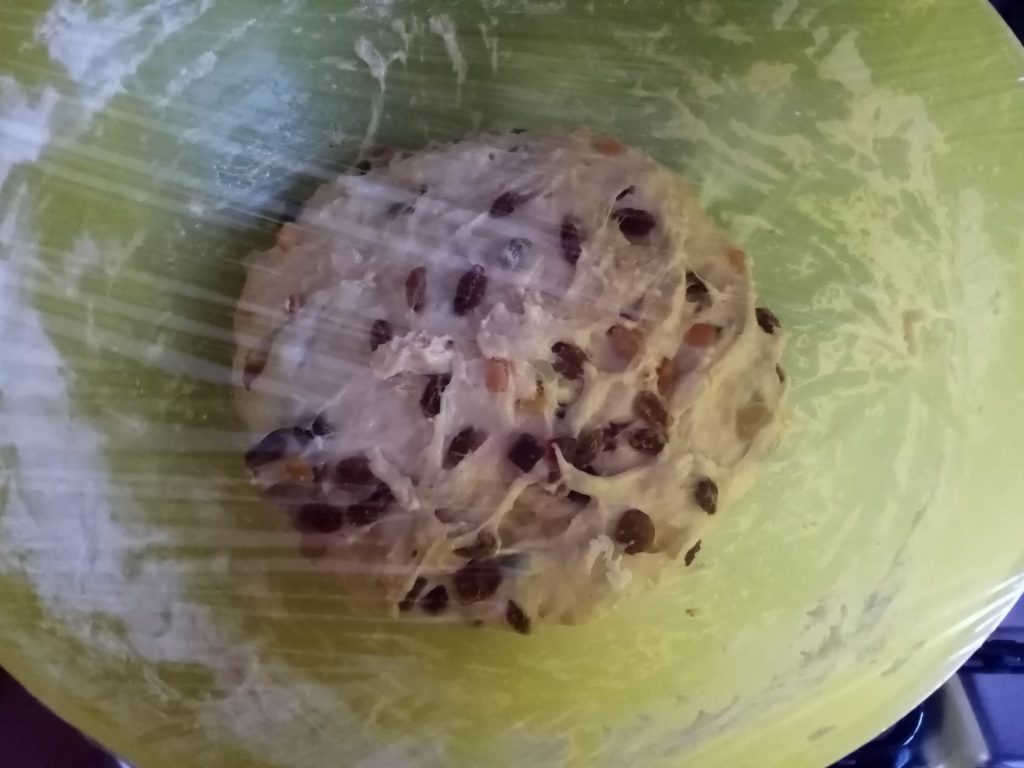 panetone com uva passa e frutas cristalizadas segundo amasso