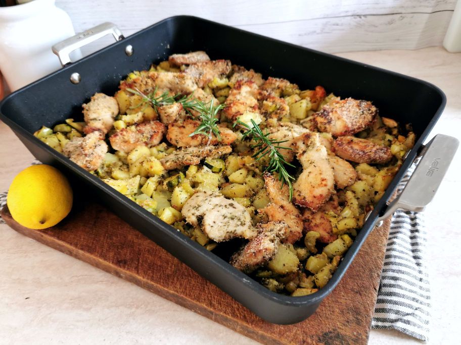 PEDACINHOS DE FRANGO AO FORNO COM LEGUMES