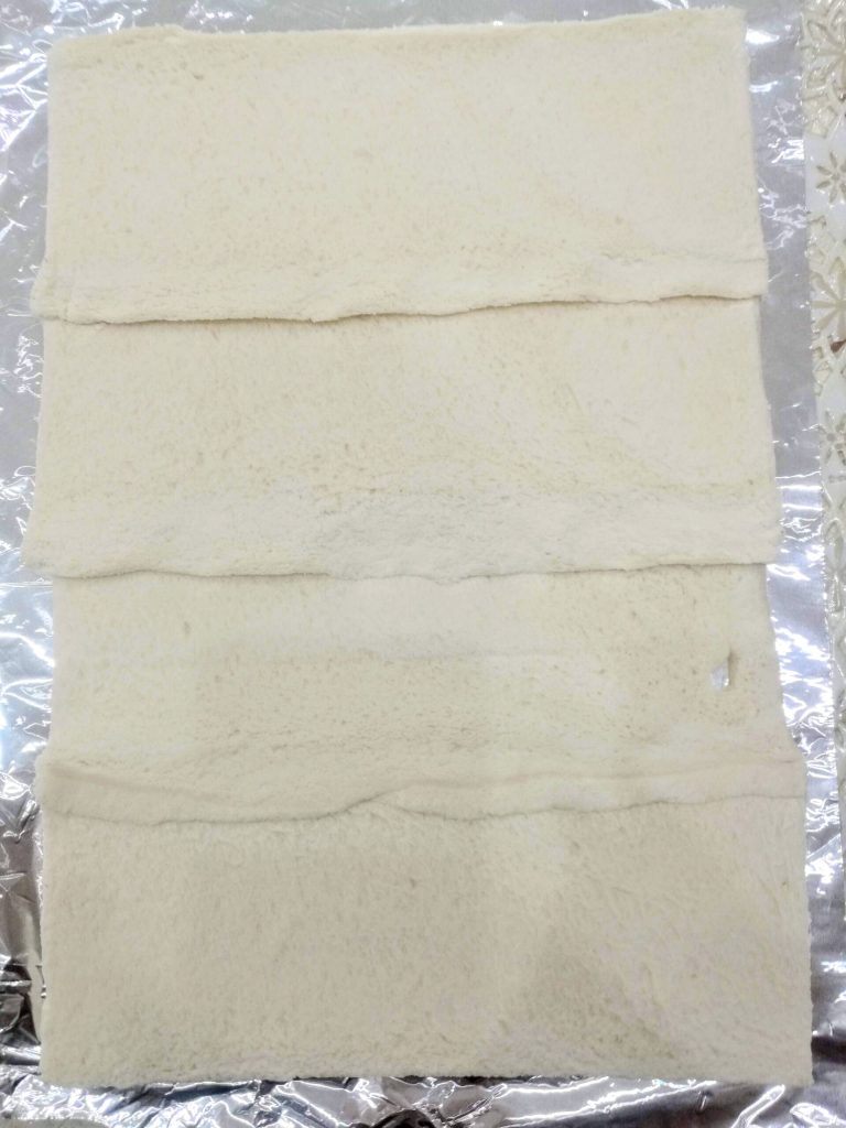 Fatias de pão achatadas com o rolo