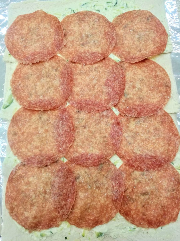 Fatias de salame húngaro dispostas no pão
