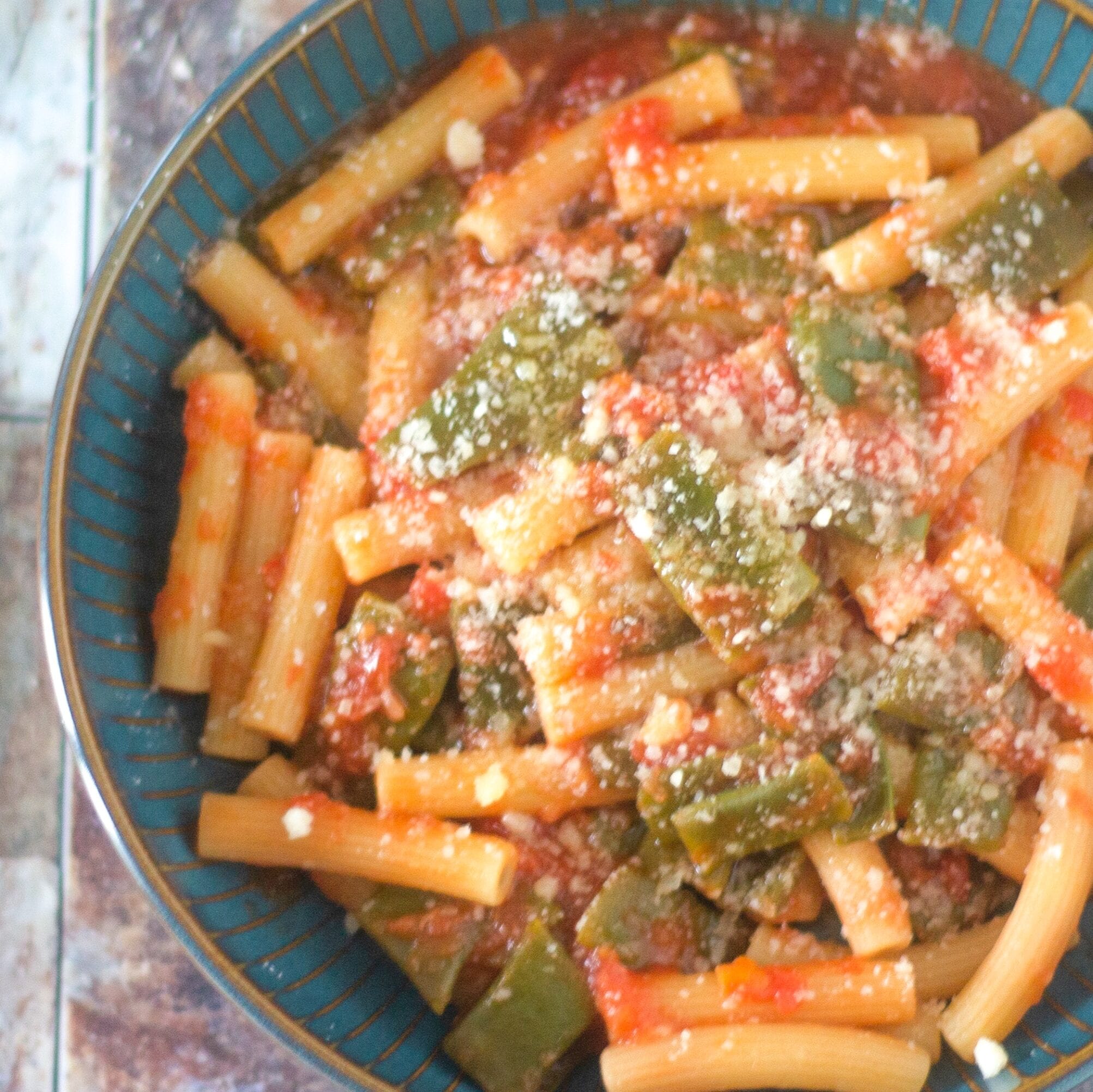 Macarrão com ervilhas-tortas ao molho de tomate