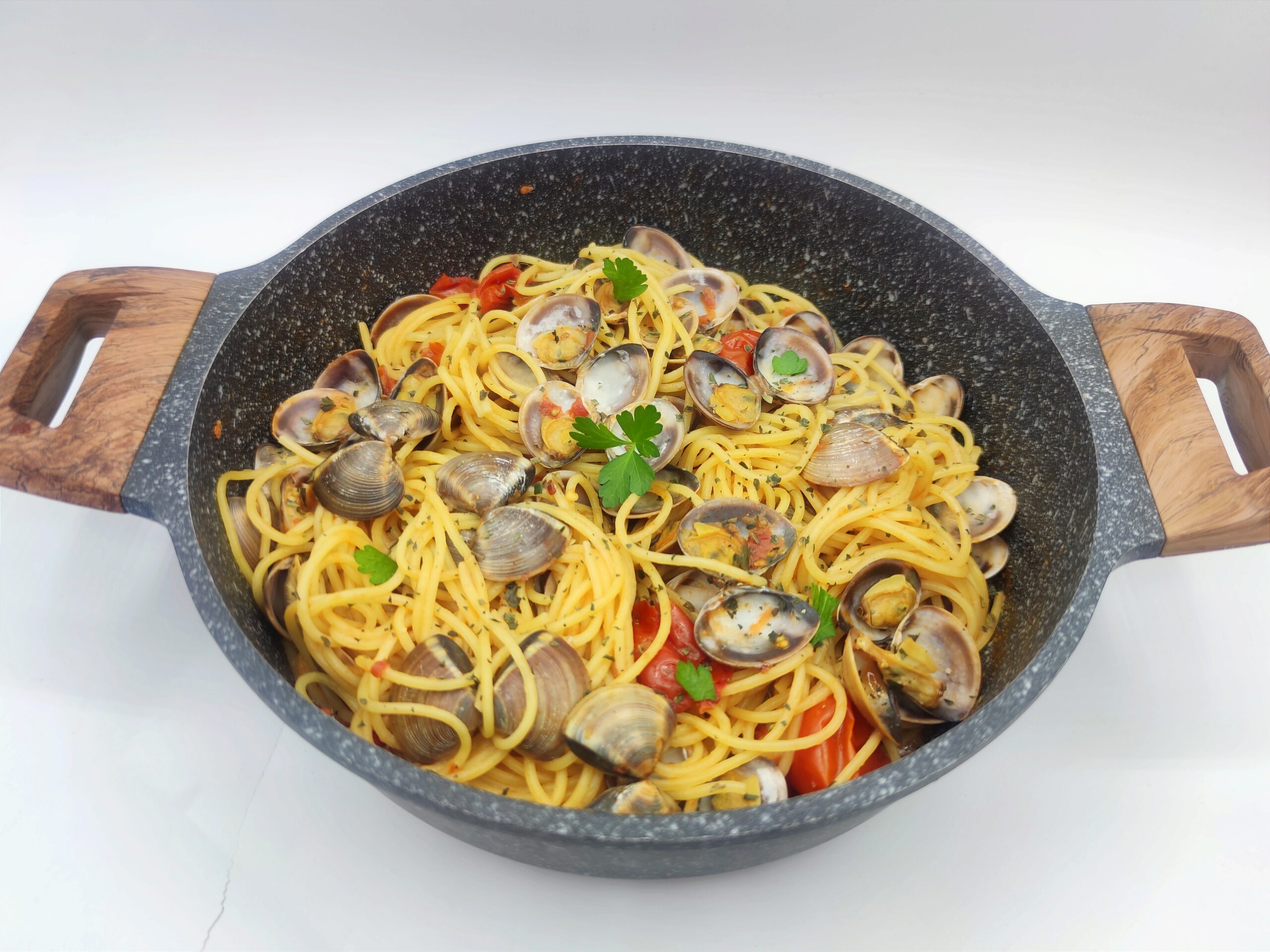 Spaghetti com vôngole e tomatinhos