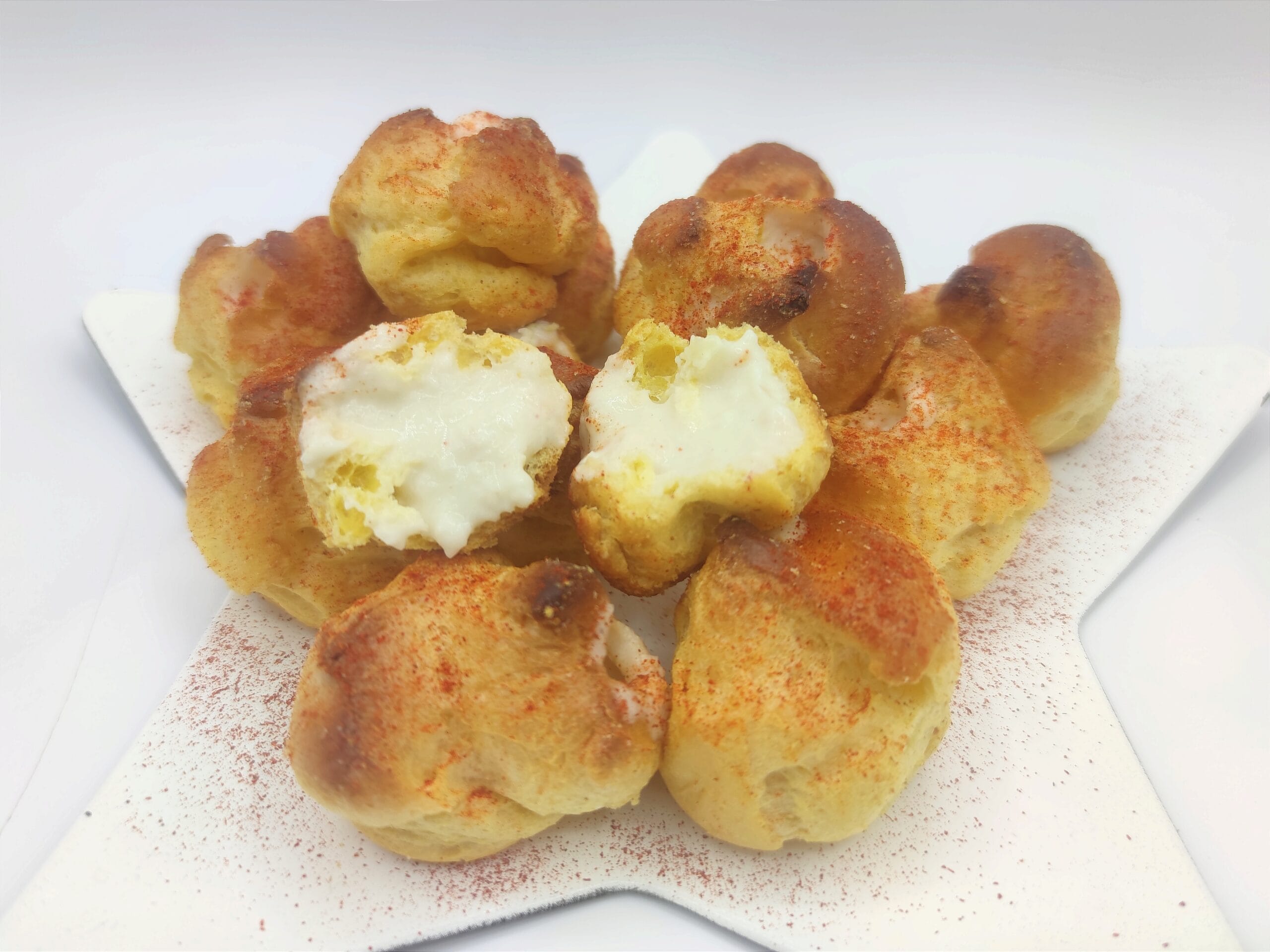 Carolina salgada com creme de queijo