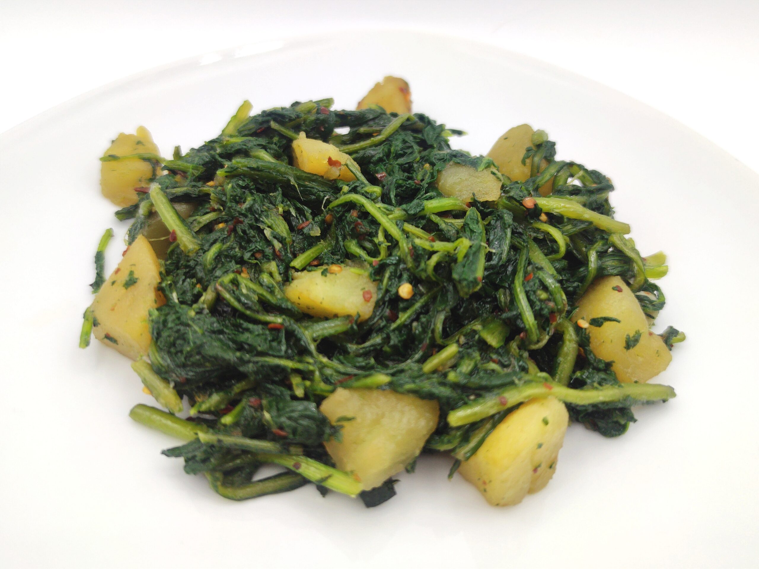 Chicória e batatas na frigideira
