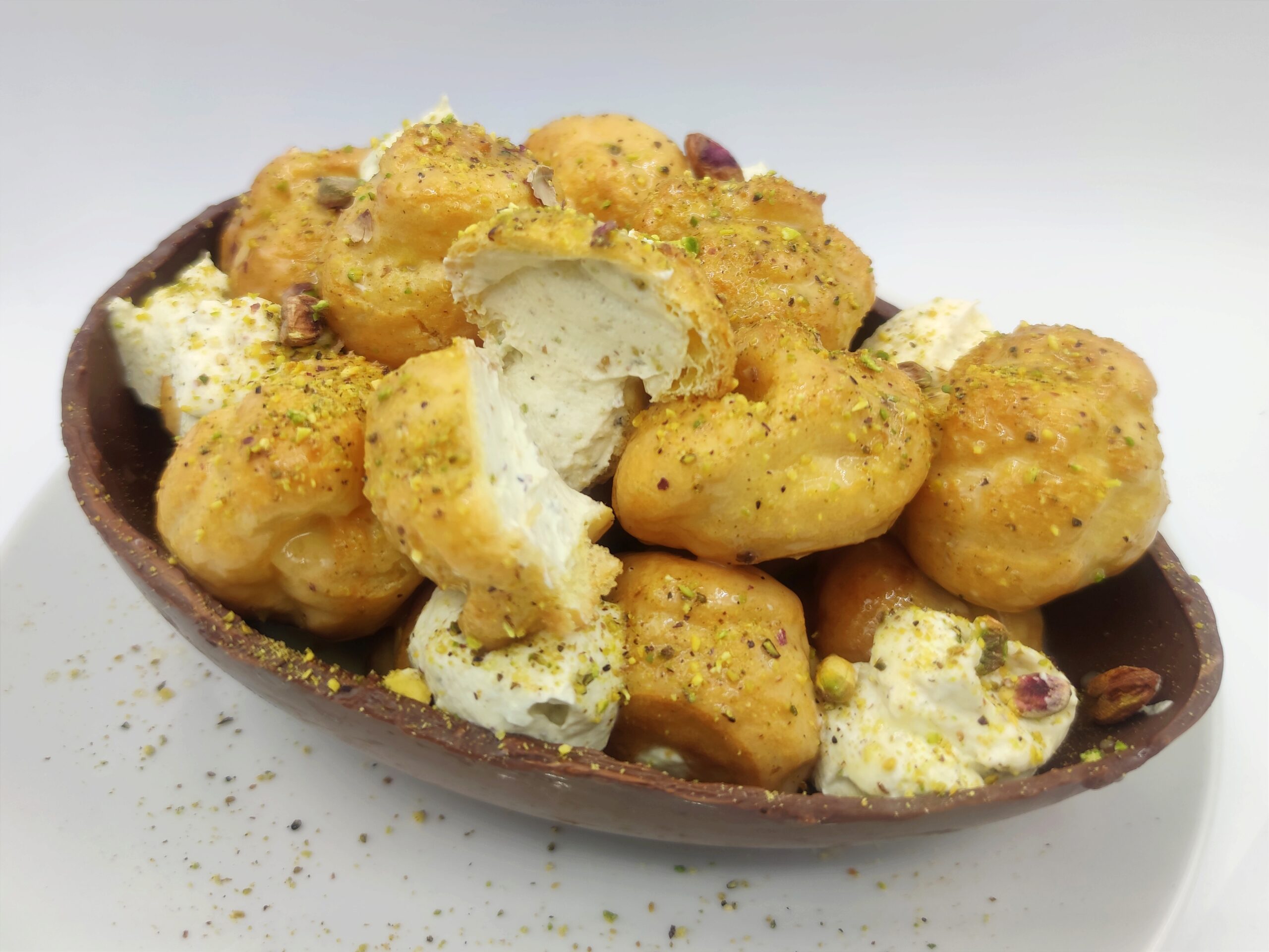 Profiteroles de pistache no ovo de Páscoa