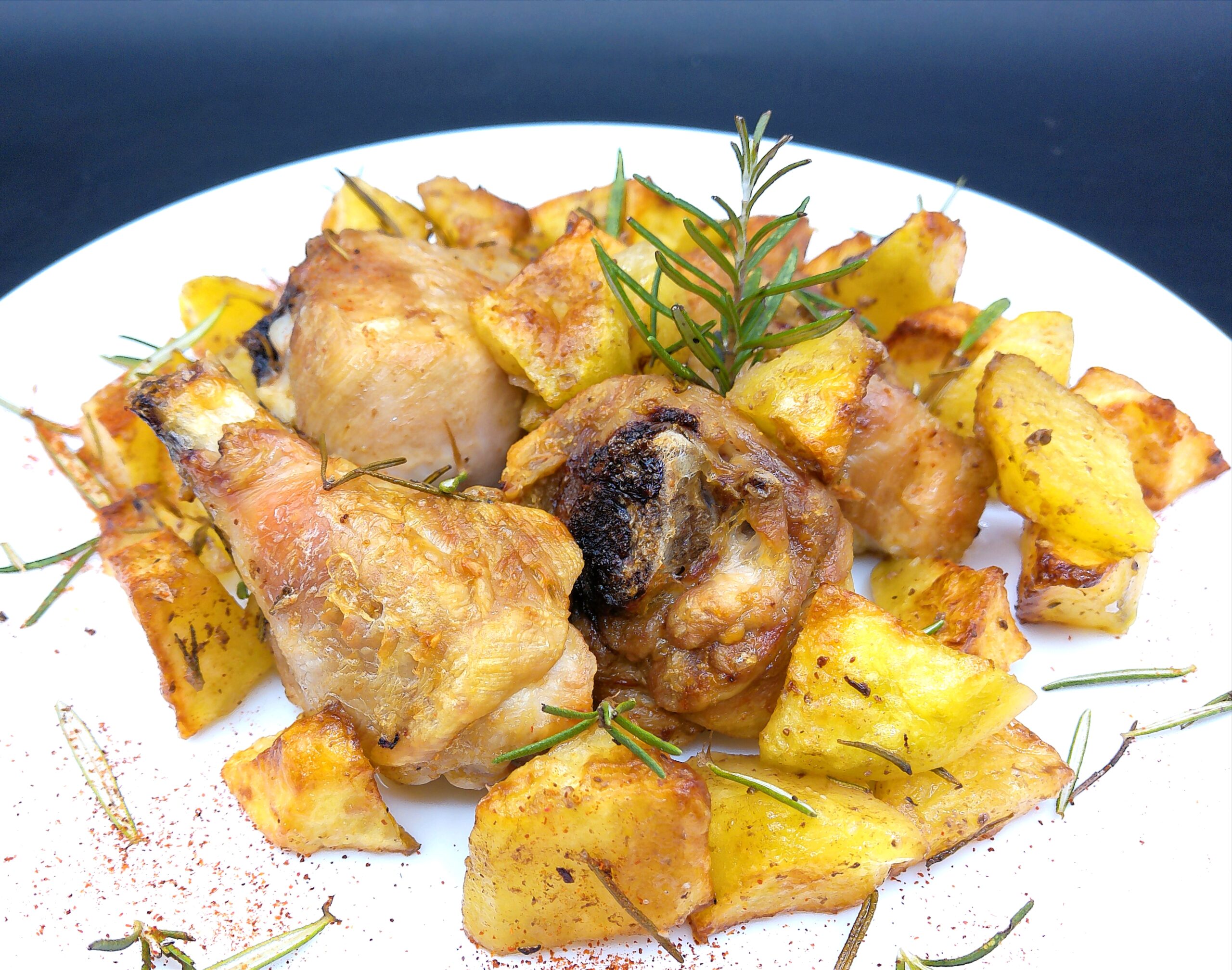 frango e batatas na fritadeira a ar