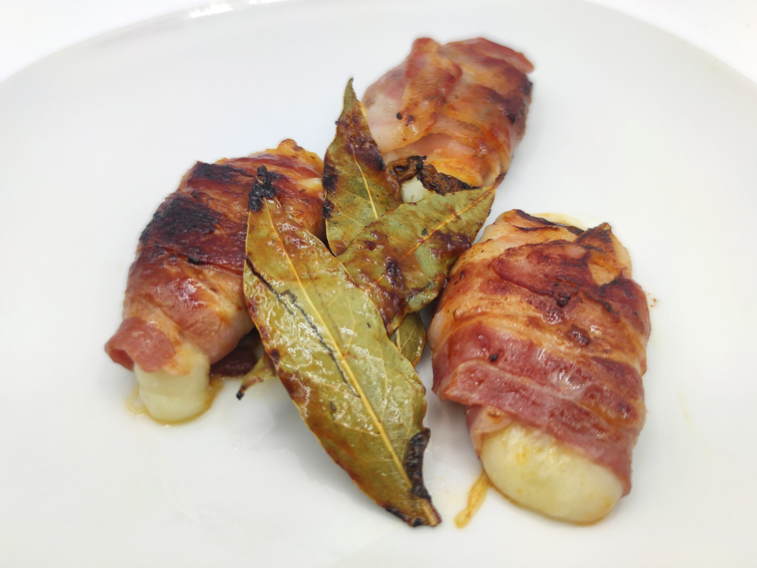 enroladinhos de bacon e scamorza