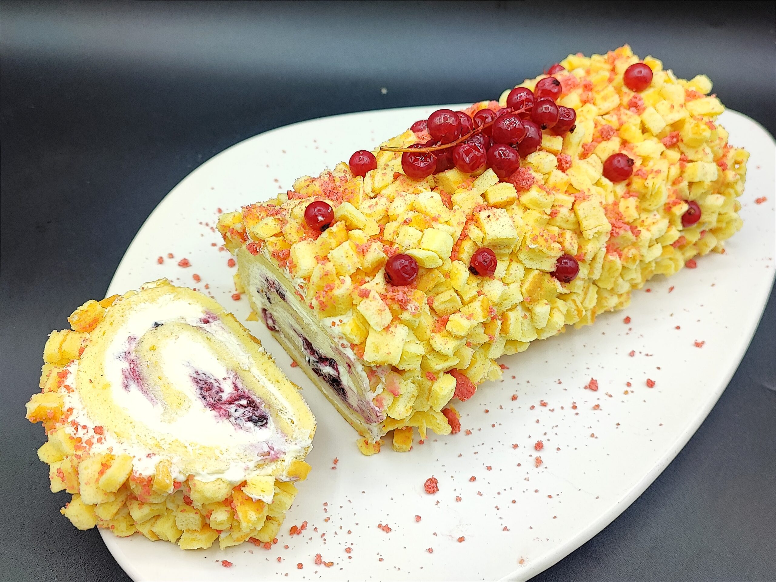 rocambole de mimosa com creme e frutas vermelhas