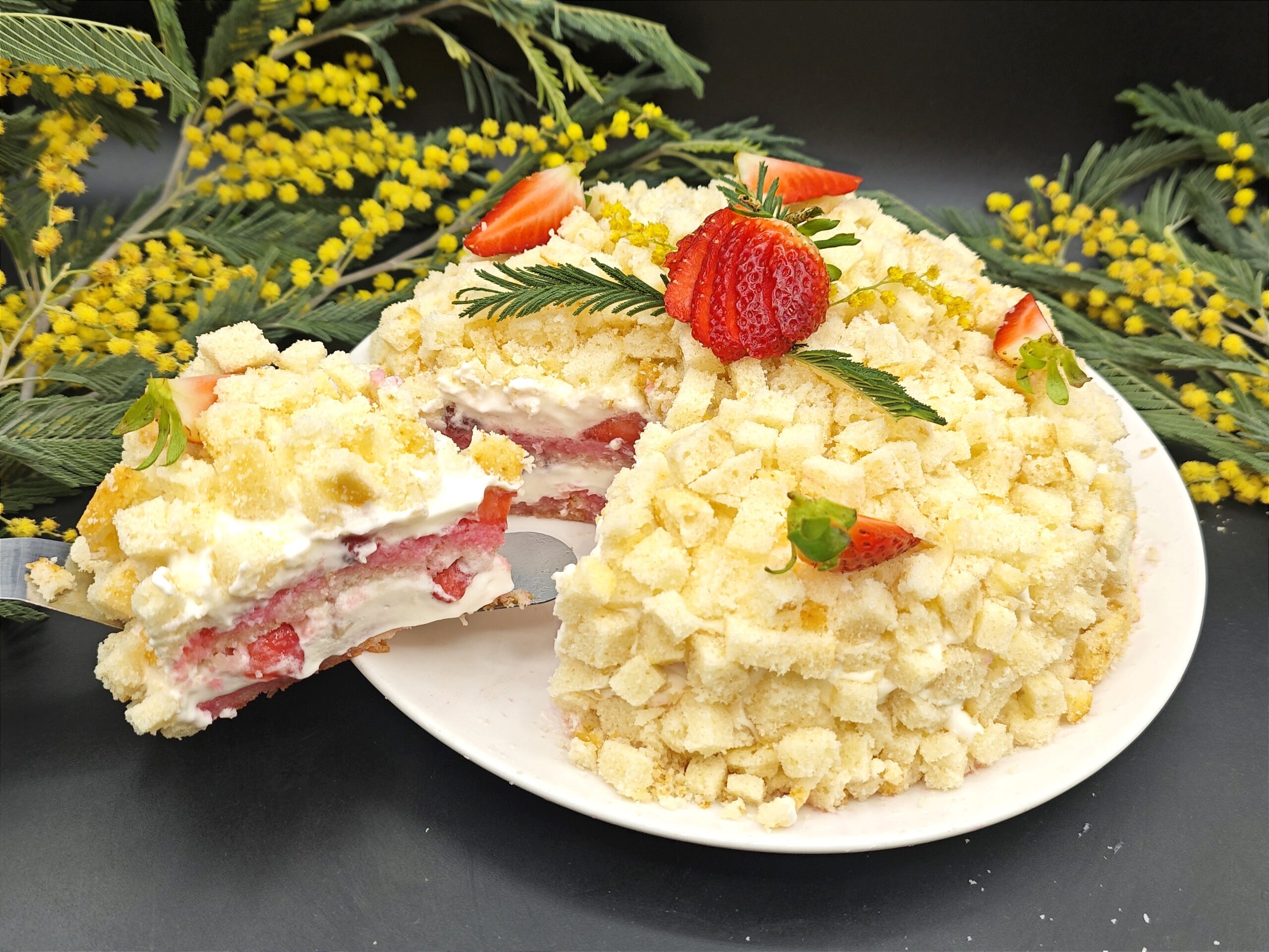 Bolo mimosa sem ovos com morangos