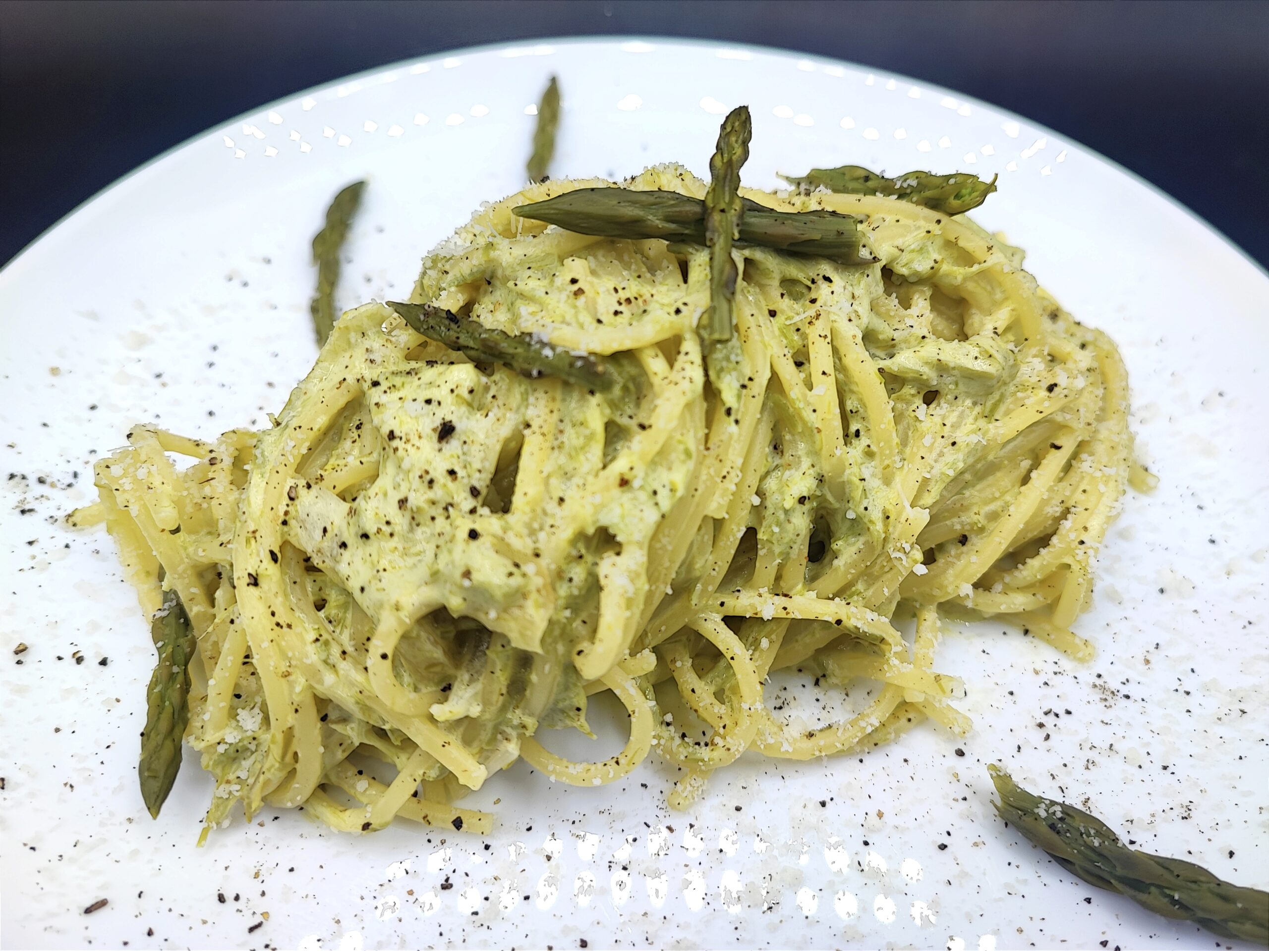 Macarrão cremoso com aspargos