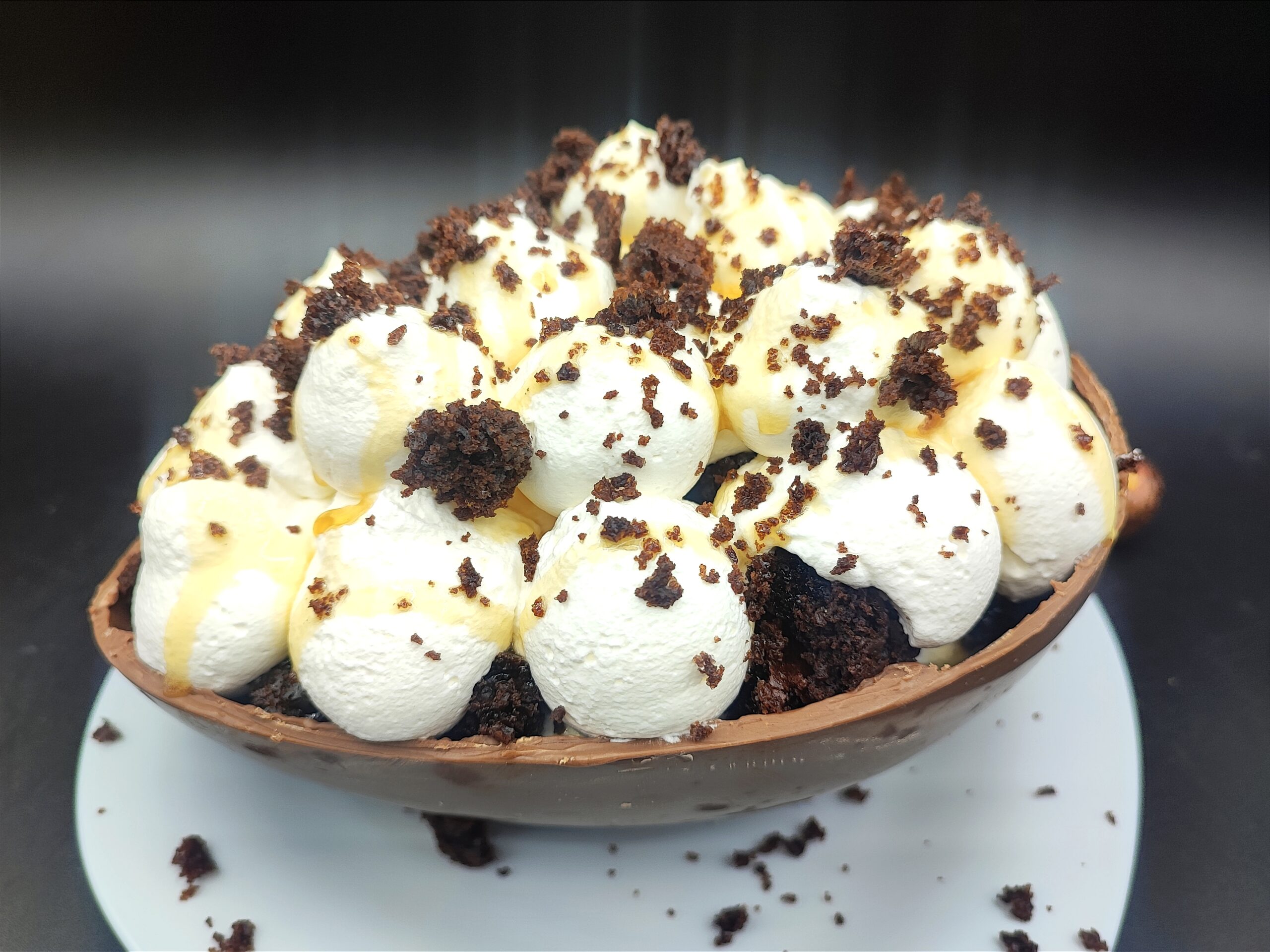 Ovo de chocolate recheado com creme de leite e pão de ló