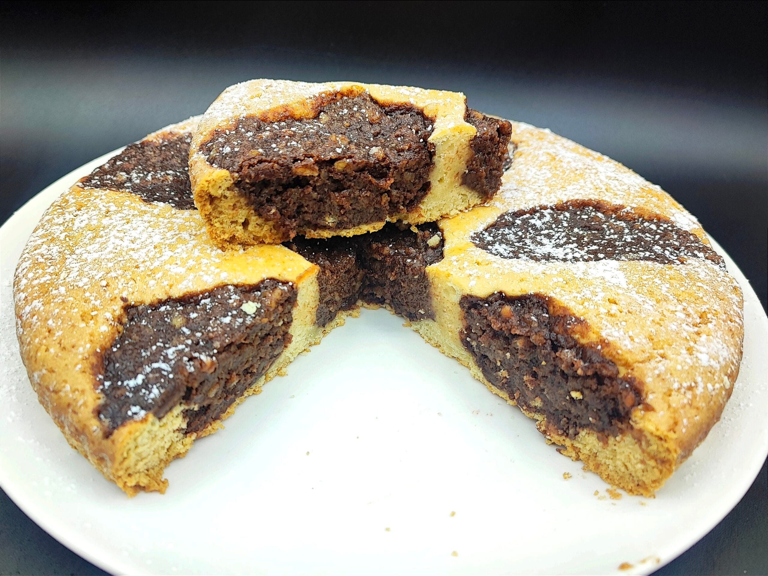 Torta macia com creme de chocolate e nozes