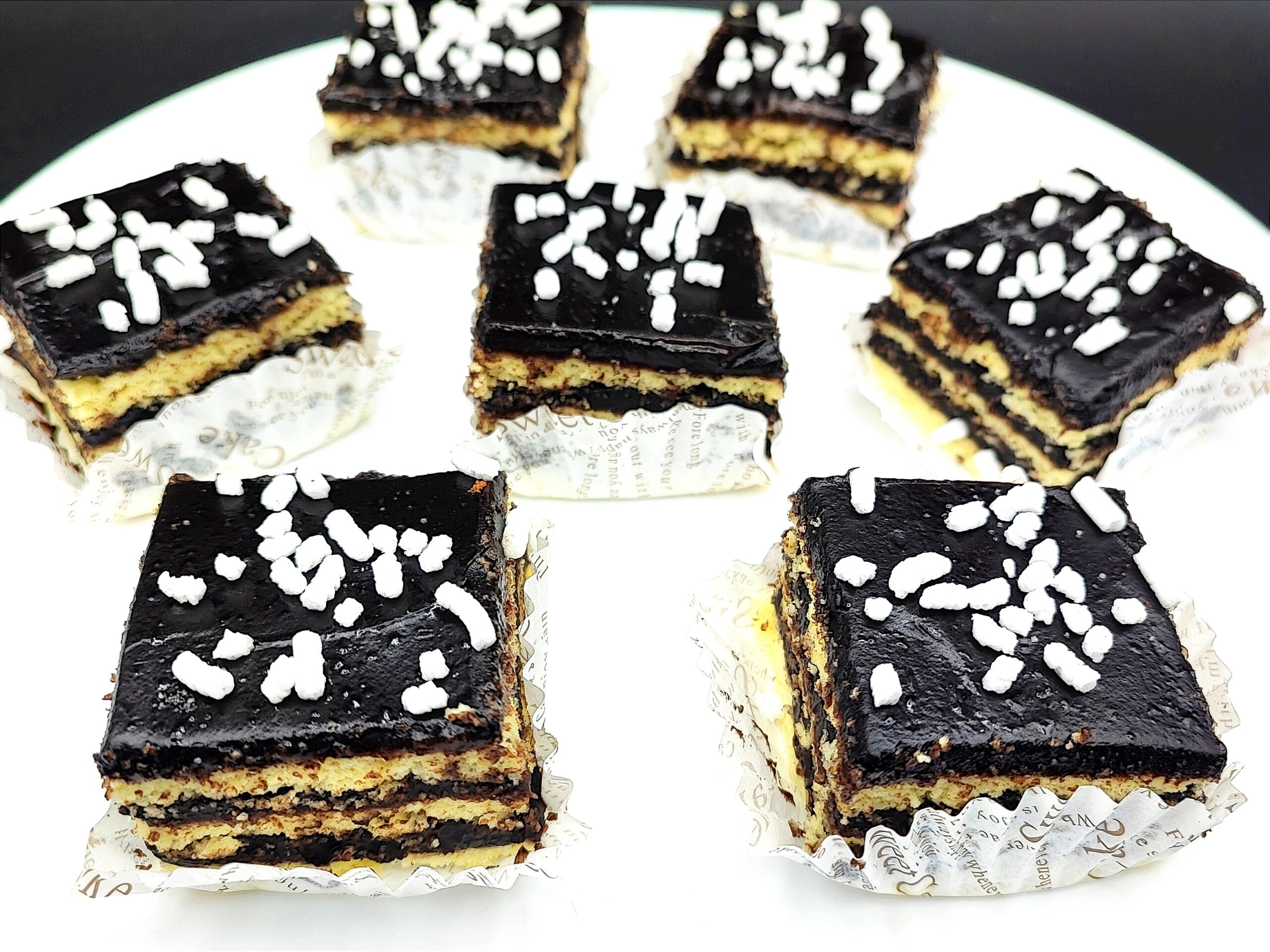 Doce em camadas com creme de chocolate