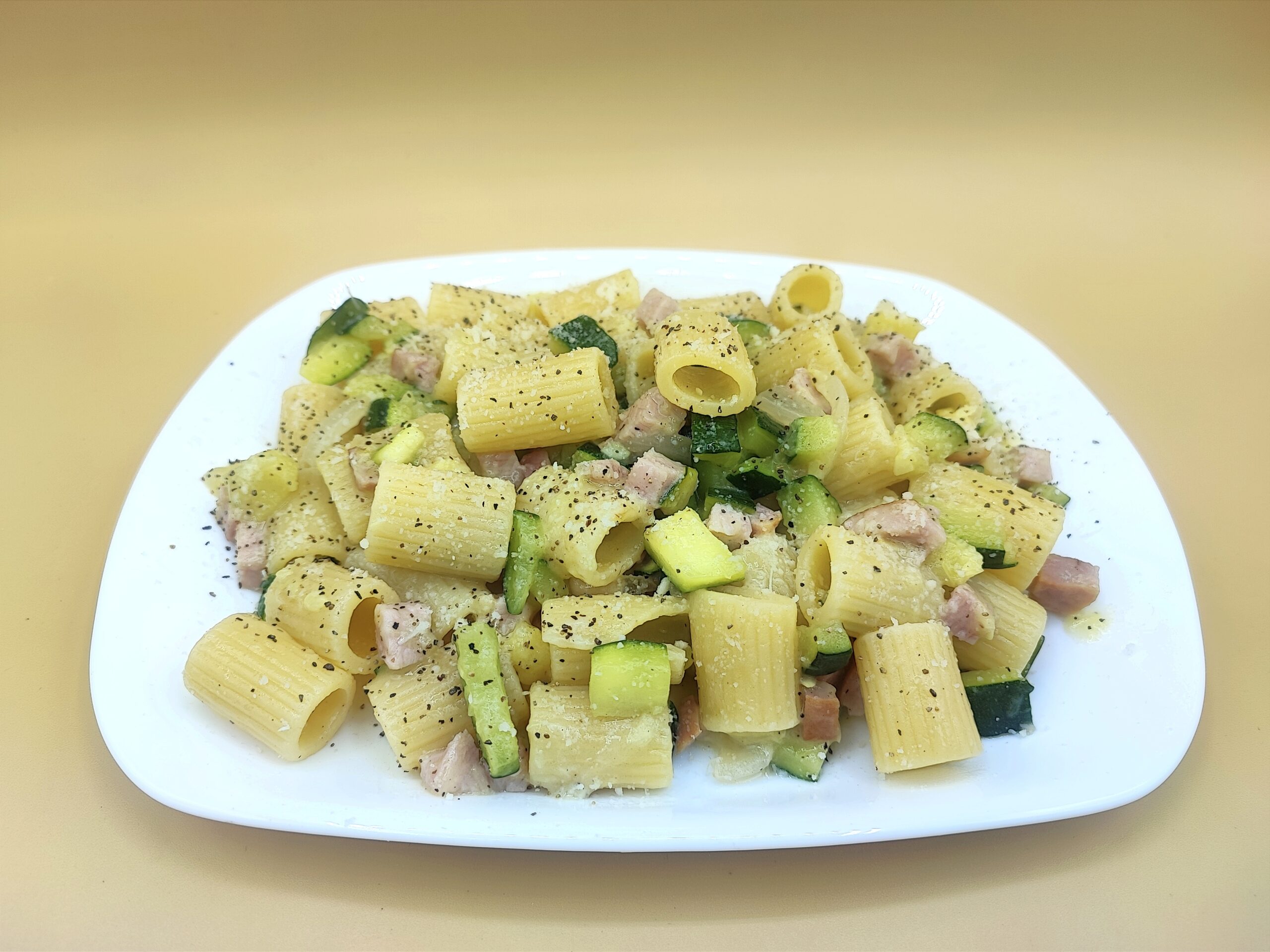 Macarrão com abobrinha e presunto