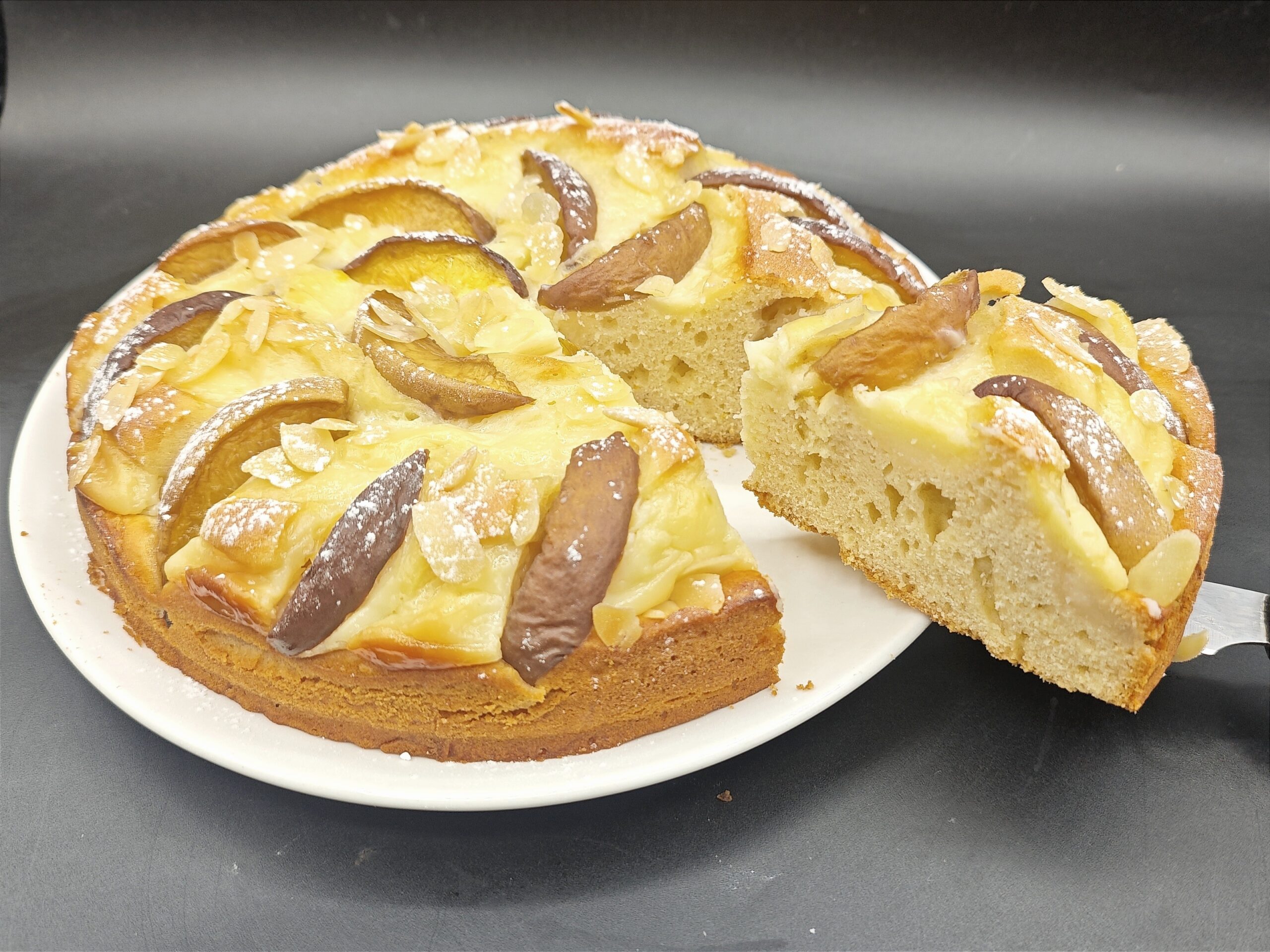 Bolo de creme e pêssegos