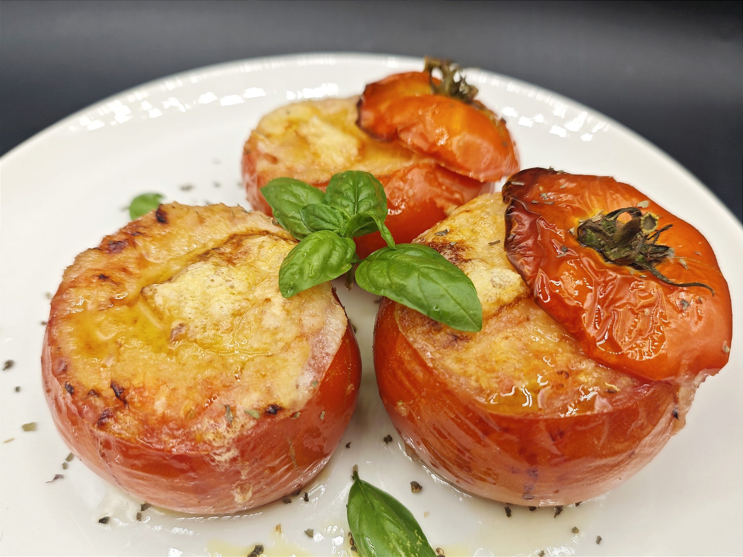 Tomates recheados com arroz e muçarela na fritadeira elétrica