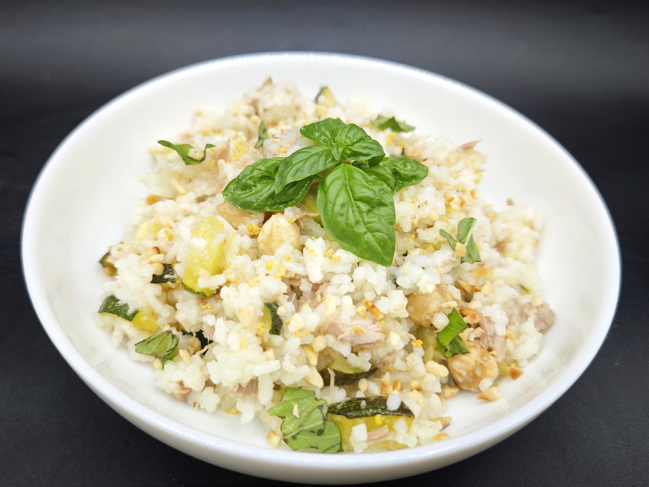 Salada de arroz com abobrinha, atum e limão