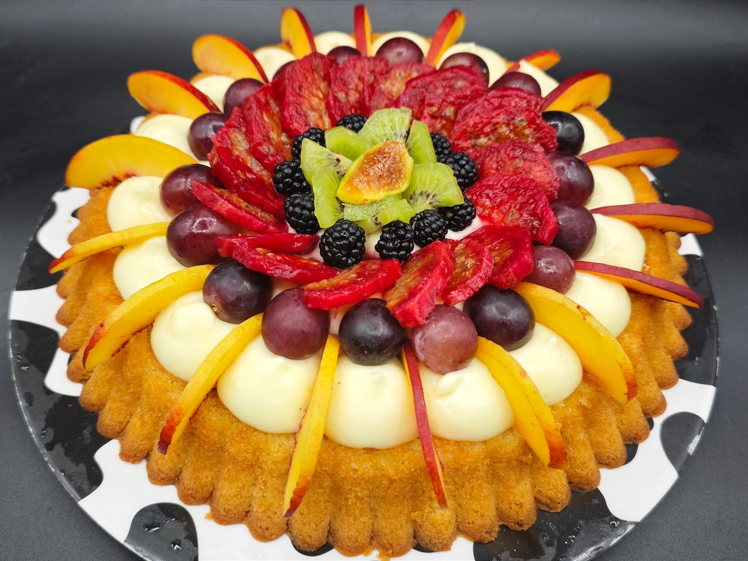 Torta macia com geleia, creme e frutas frescas