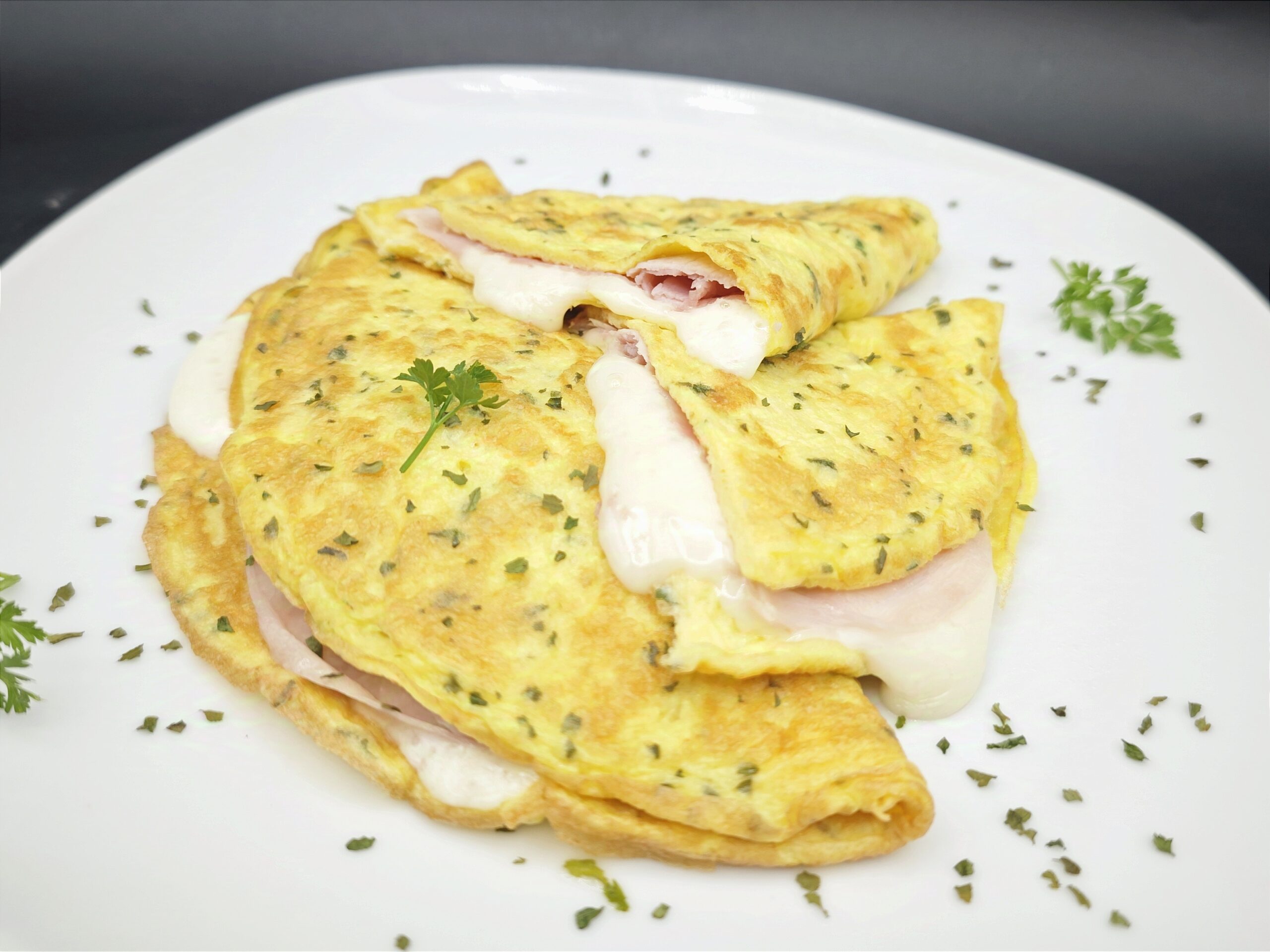 Omelete recheada com presunto e scamorza