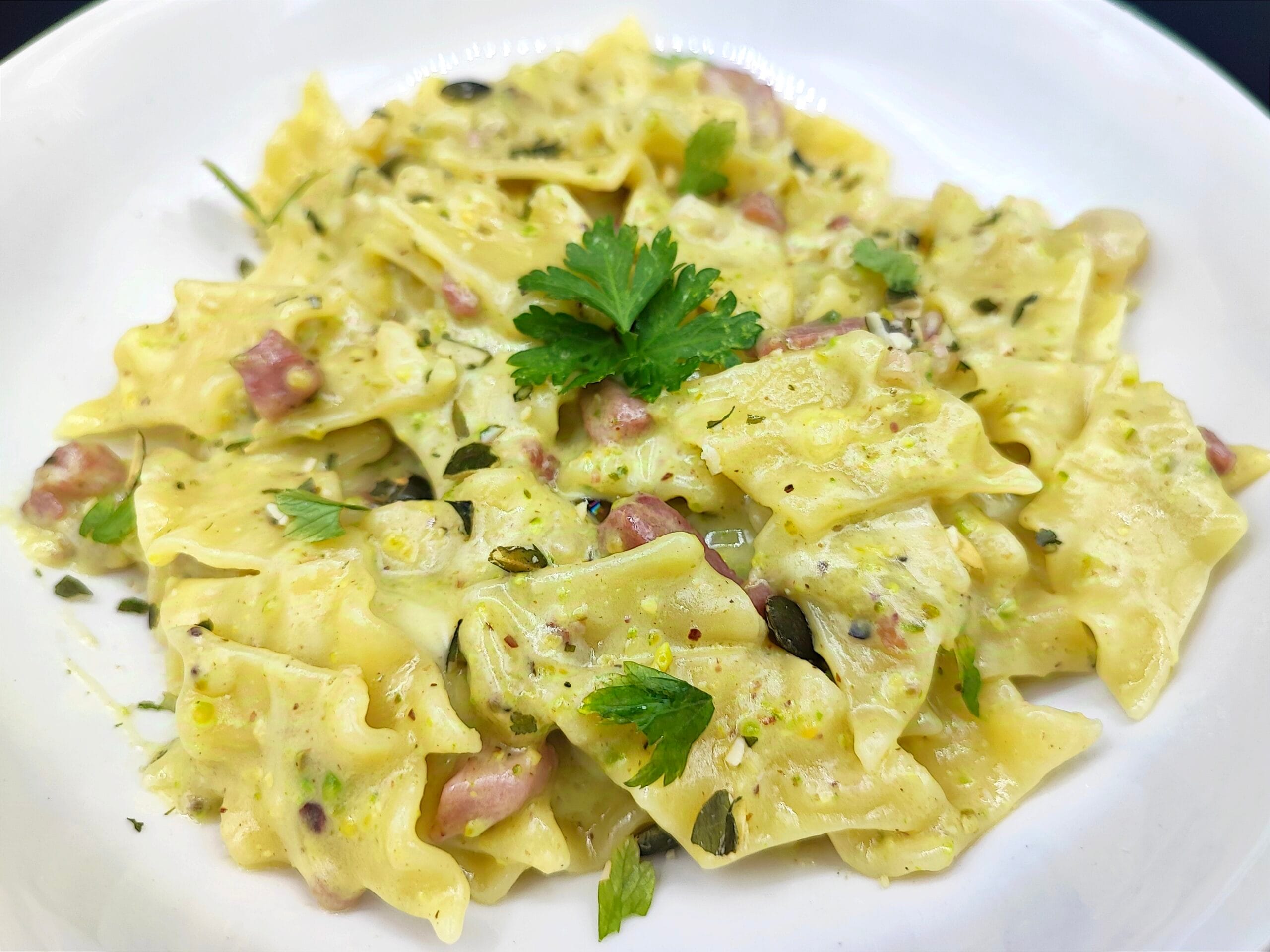 Massa com pesto de pistache e bacon