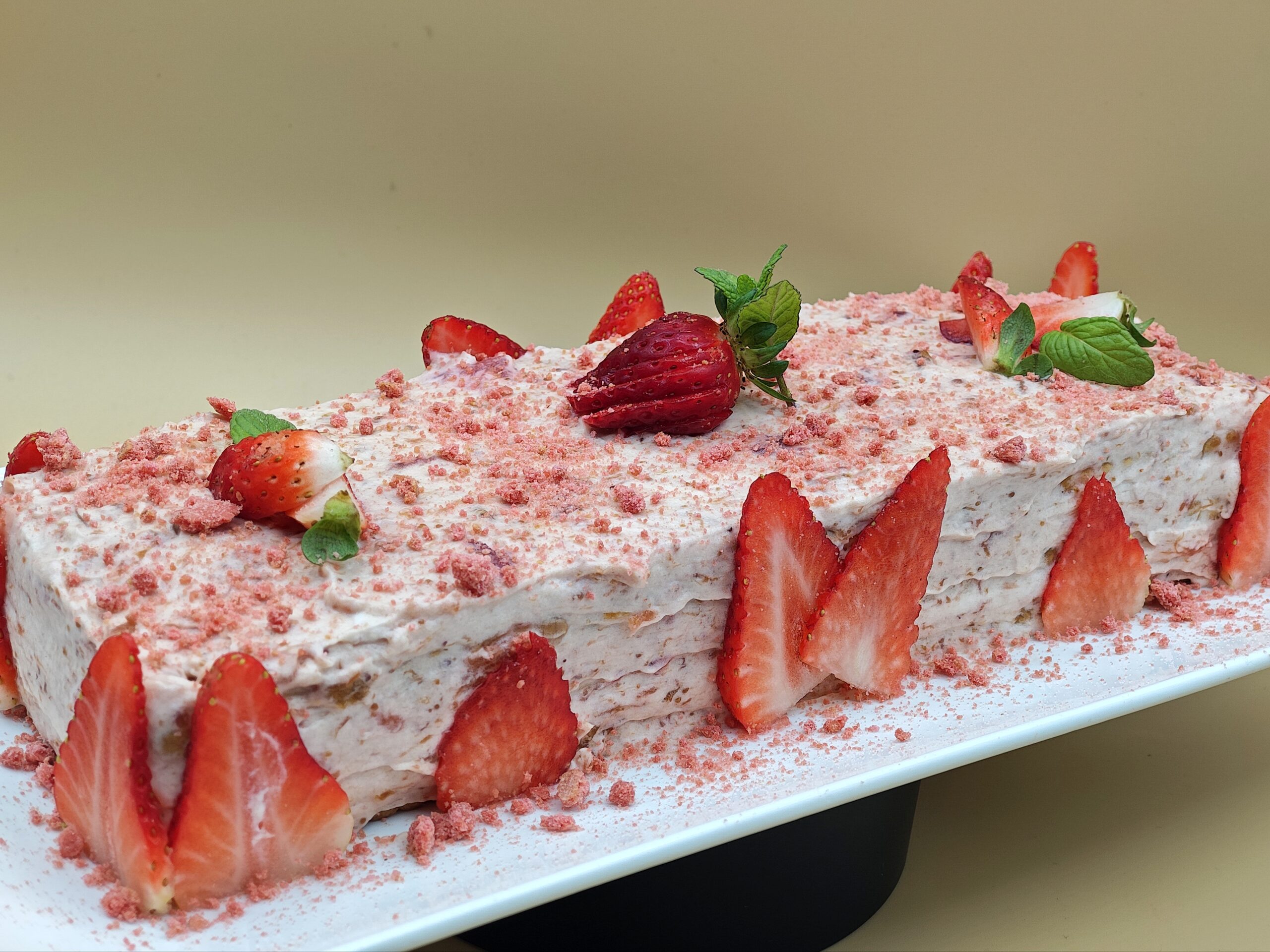 Bolo de morango em camadas