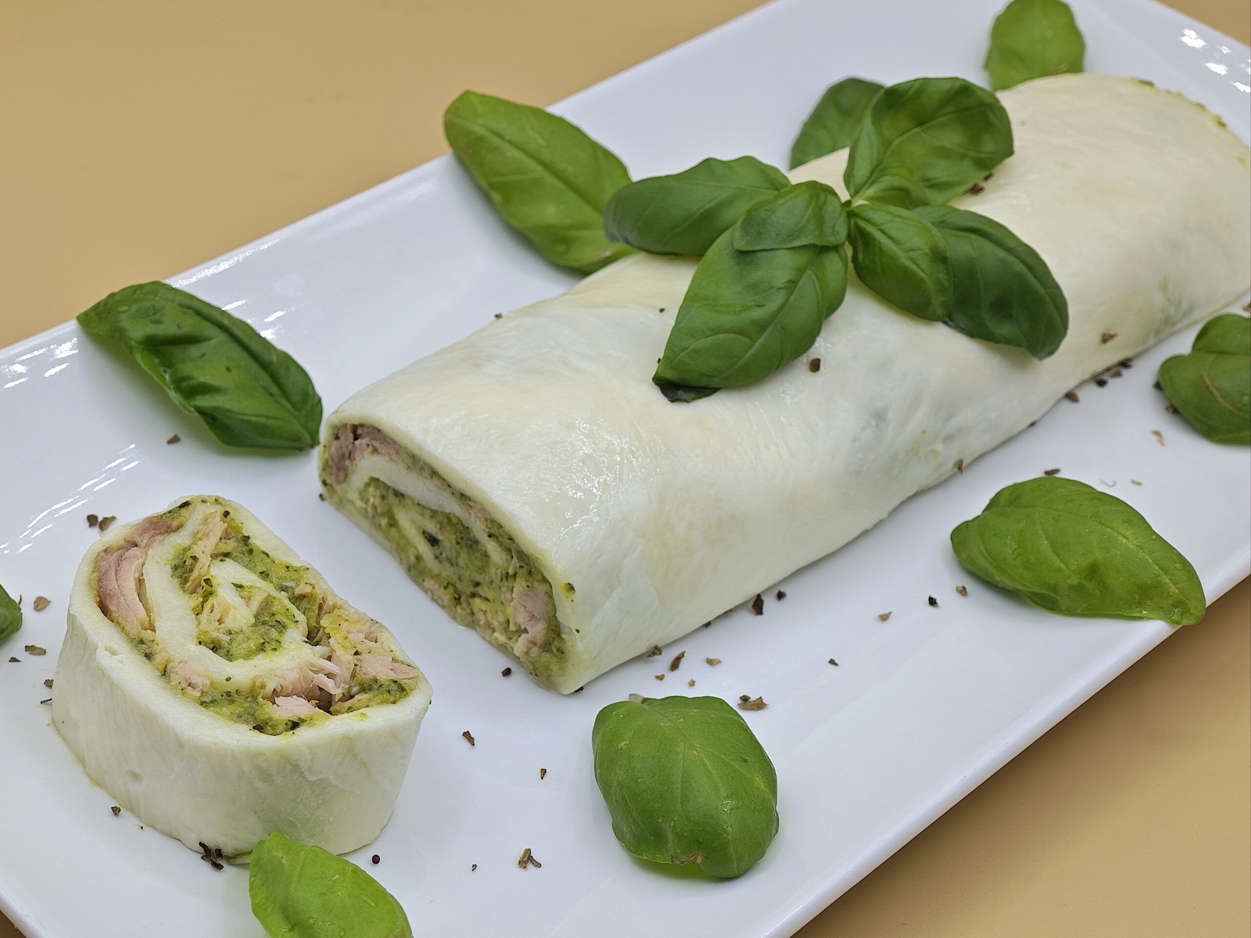 Rolo de mussarela com abobrinha e atum