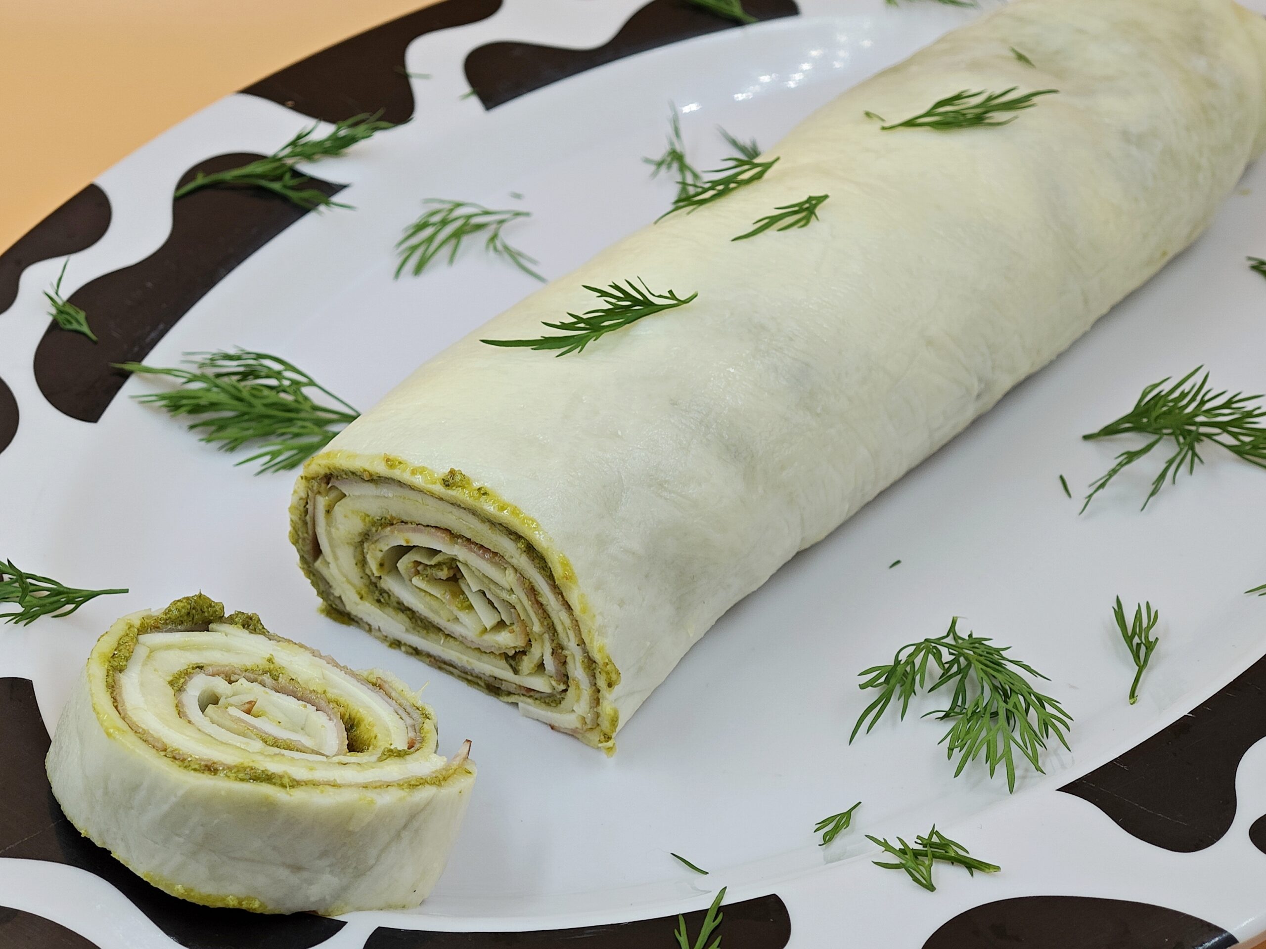 Rolo de mozzarella com pesto e presunto cozido