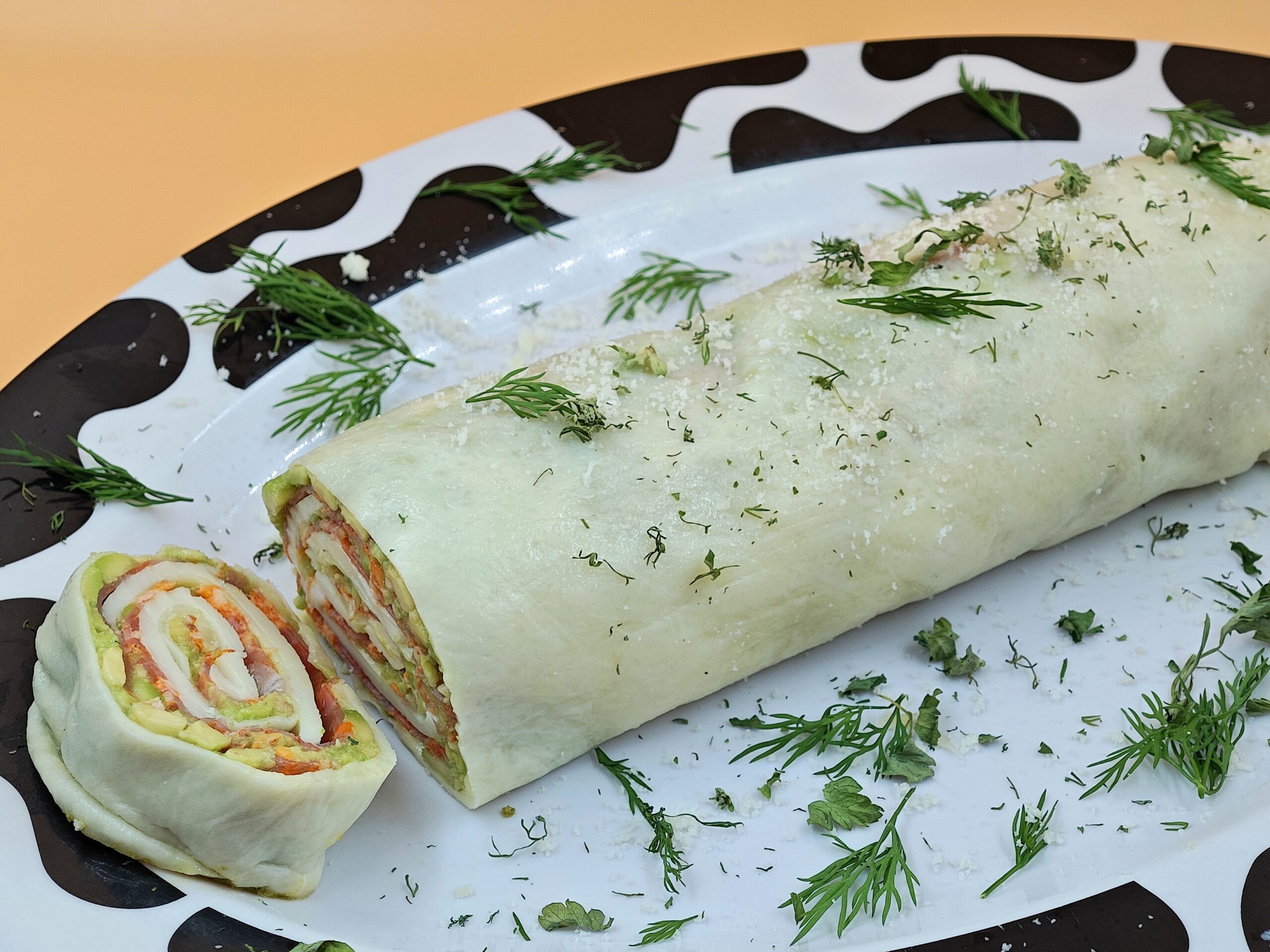 Rolo de mussarela com abacate e ventricina