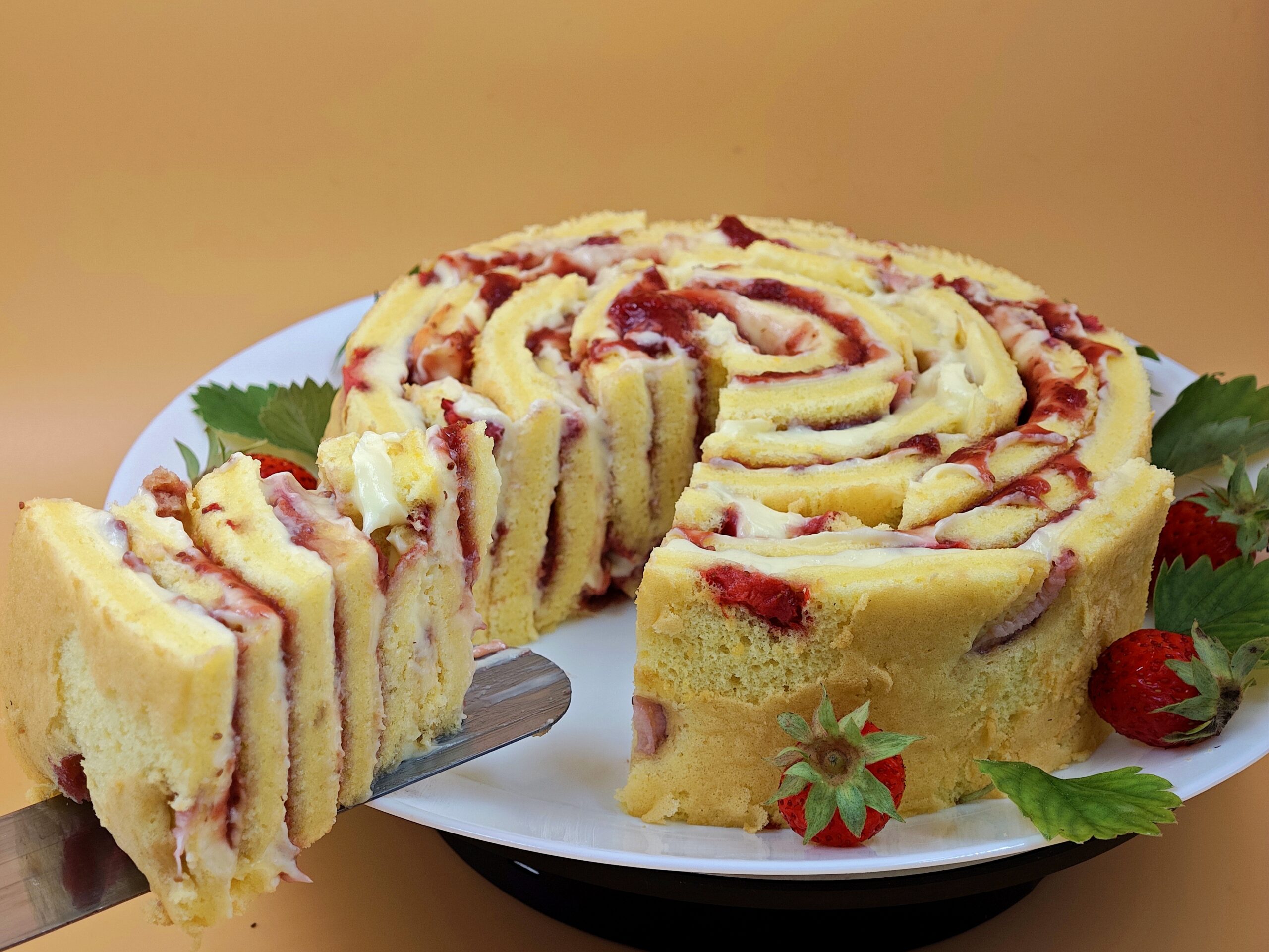 Rocambole de creme e morangos
