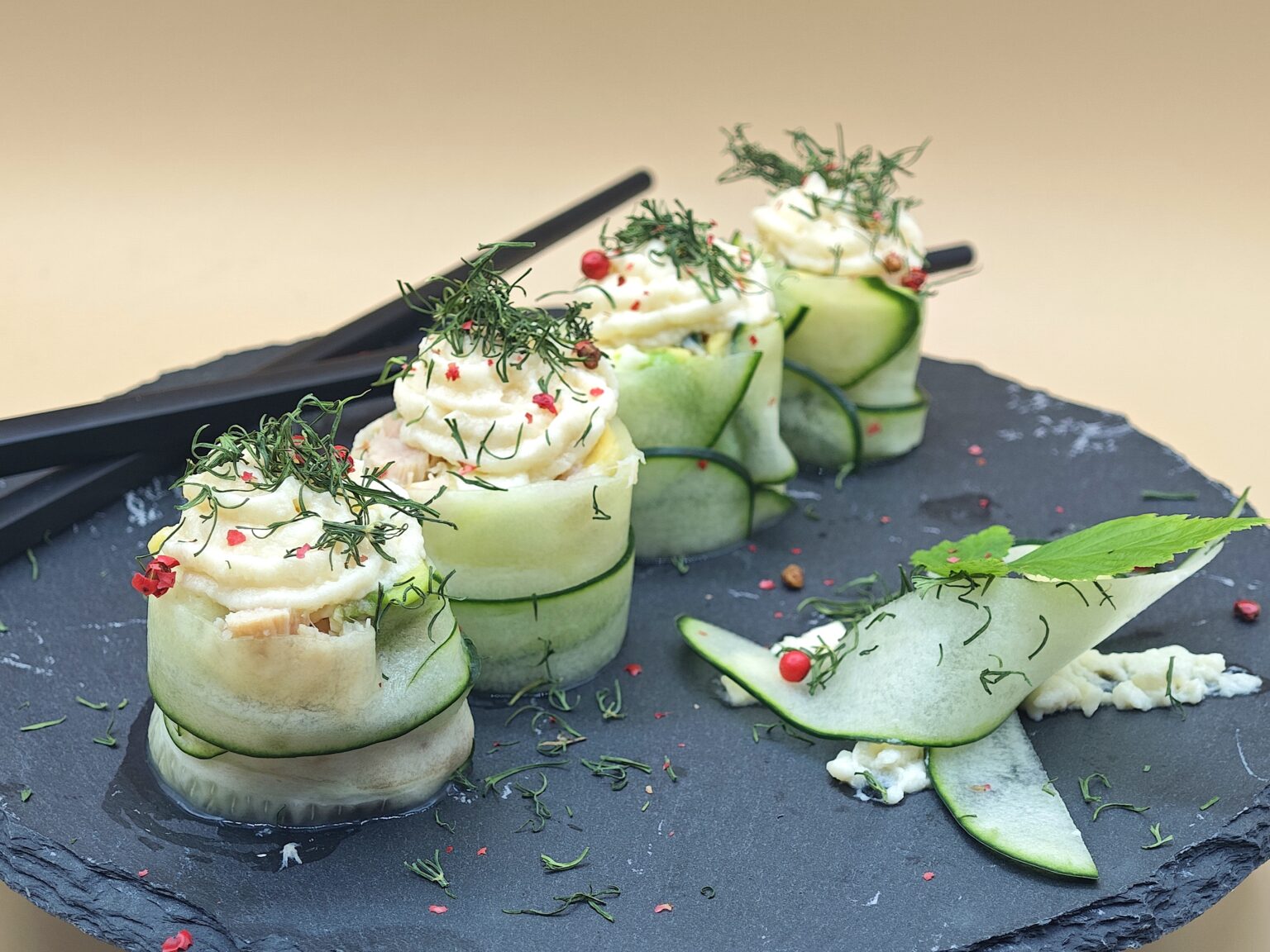 Sushi de pepino e atum