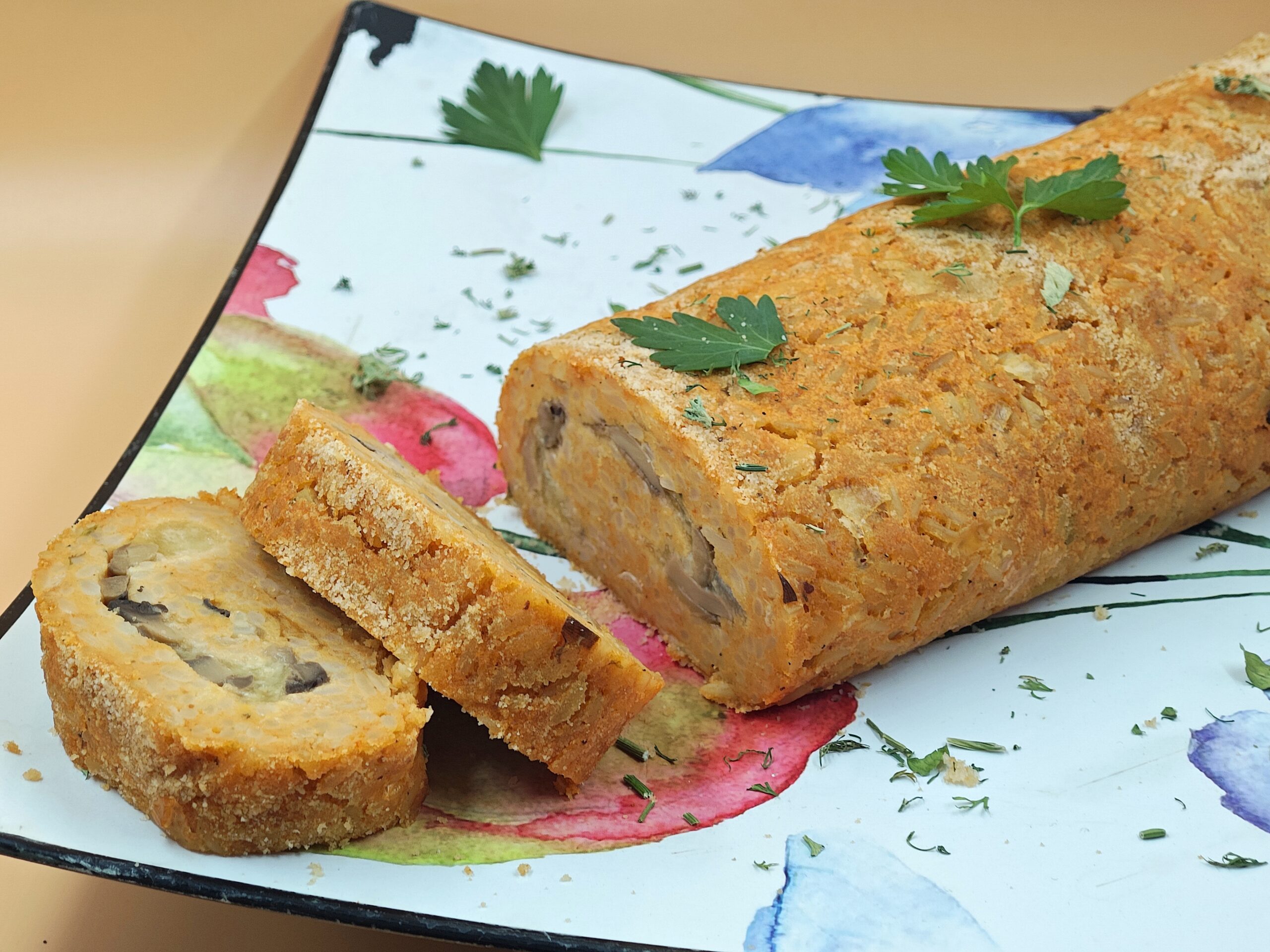 Rolo de arroz com queijo defumado e cogumelos