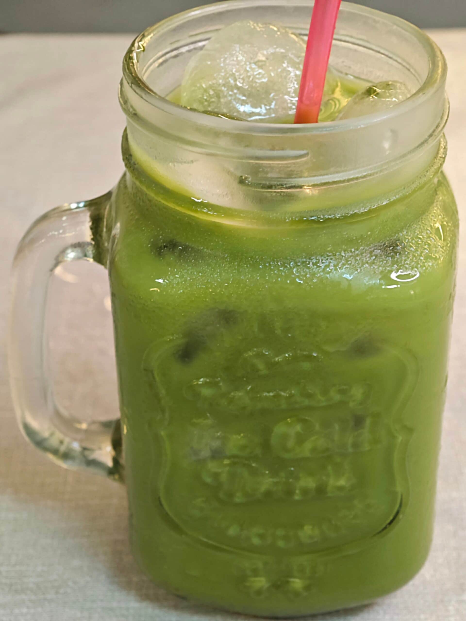 Matcha Latte Gelado: A Bebida Verde que Faz Sucesso no Verão!