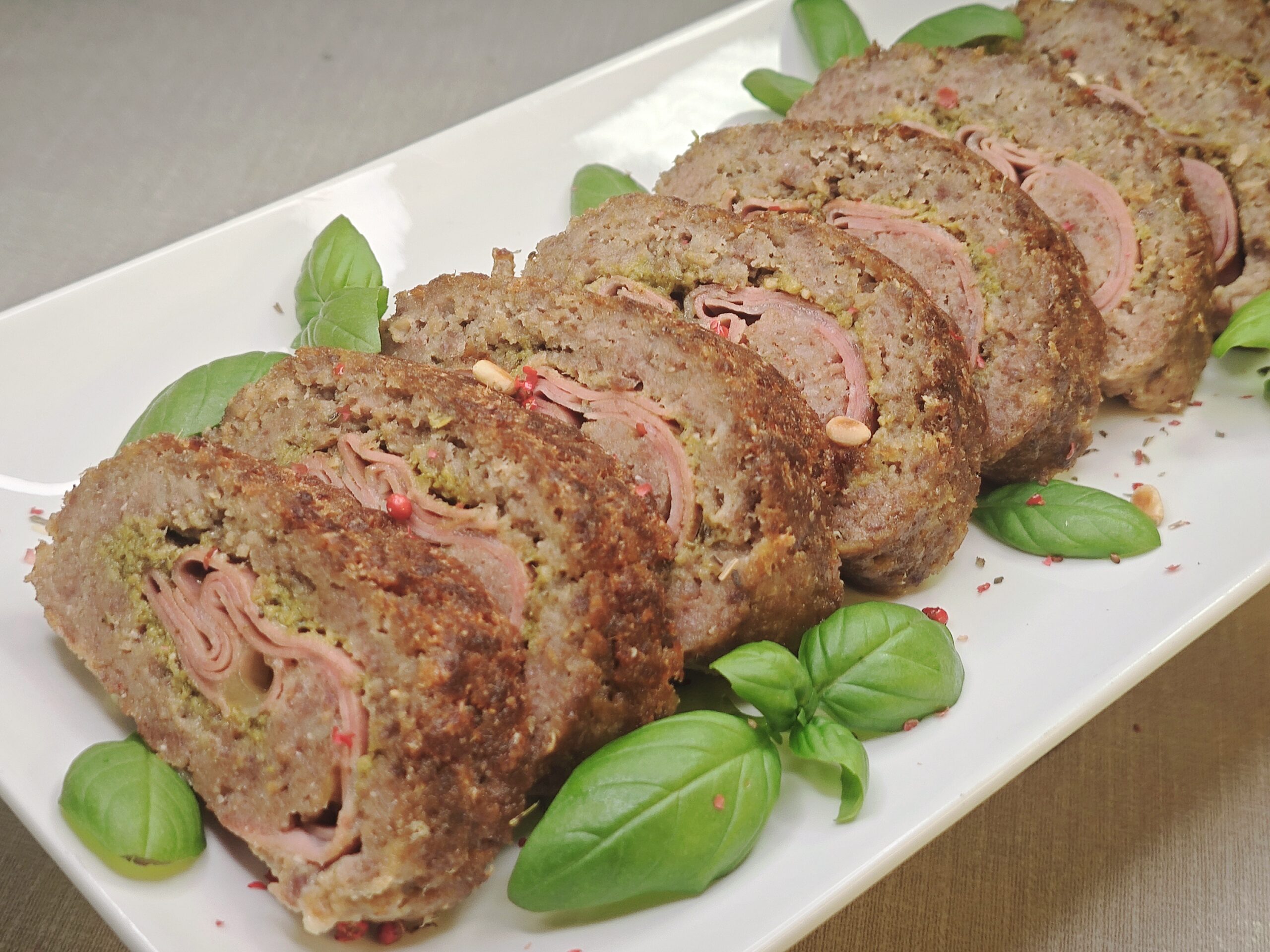 Rocambole sem ovos com mortadela, pesto e mussarela | Receita fácil e saborosa