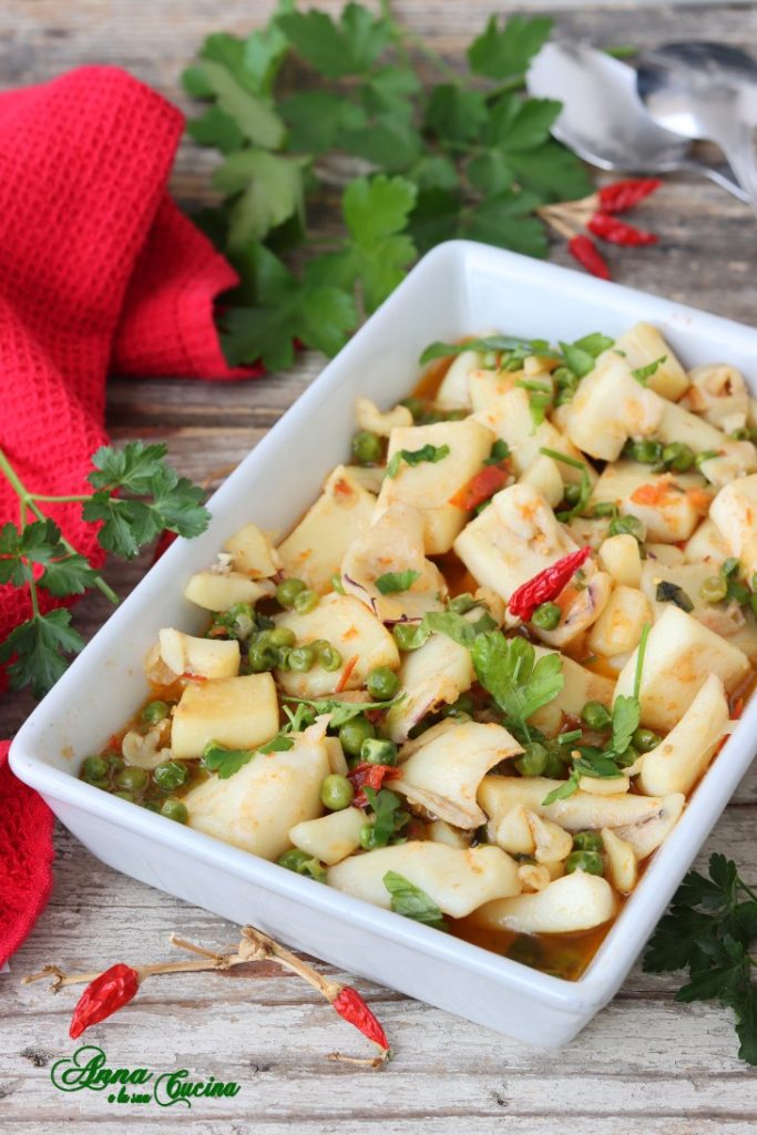 Lulas com ervilhas e tomatinhos