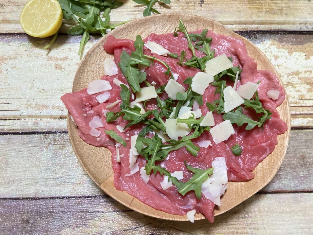 carne crua com rúcula e Parmesão