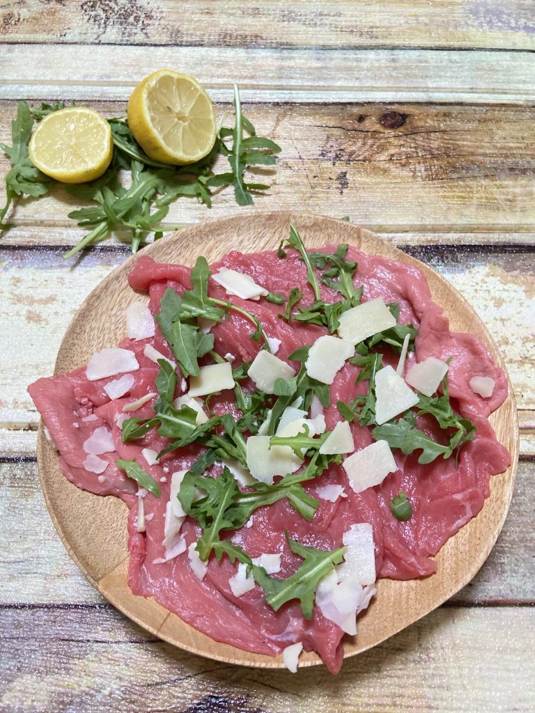 carne crua com rúcula e parmesão