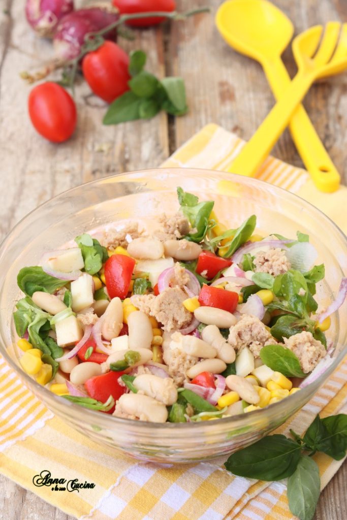 Salada fria de feijão e atum com milho e cebola