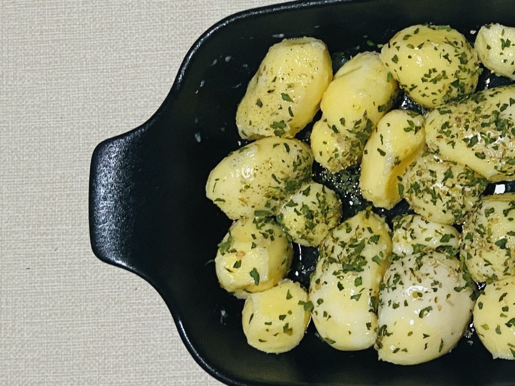 batatas novas na fritadeira a ar